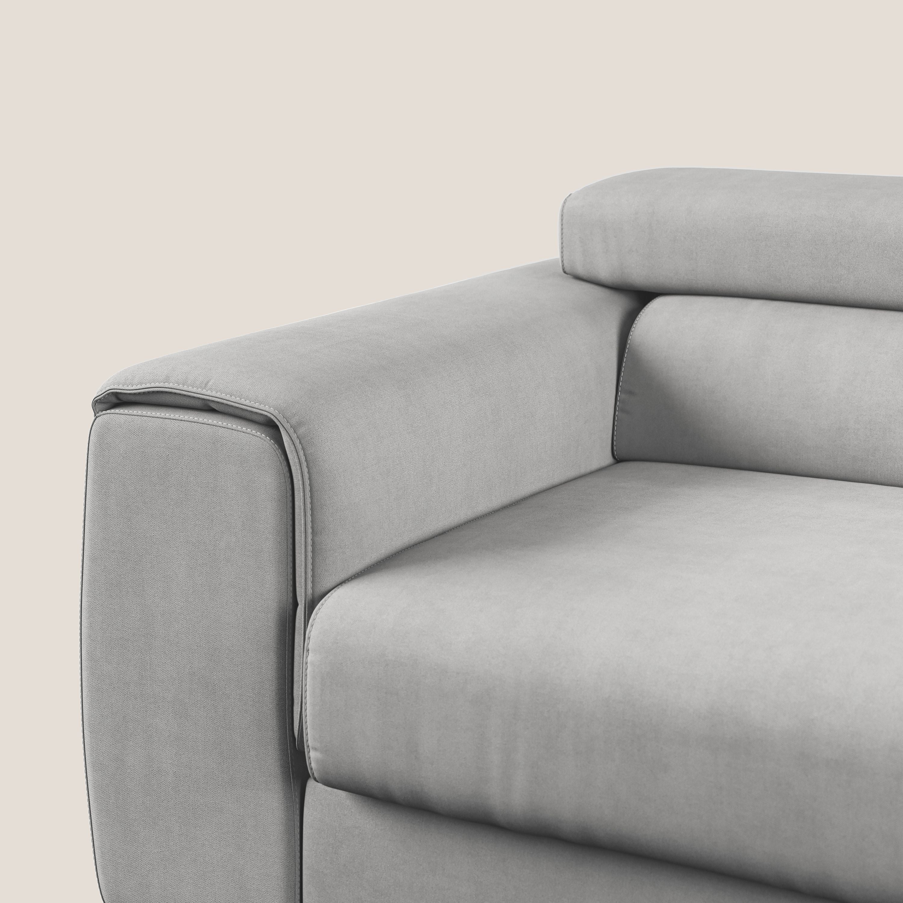 Zeno Divano con pouf estraibile poggiapiedi in tessuto morbido impermeabile T02 grigio chiaro - divani.store