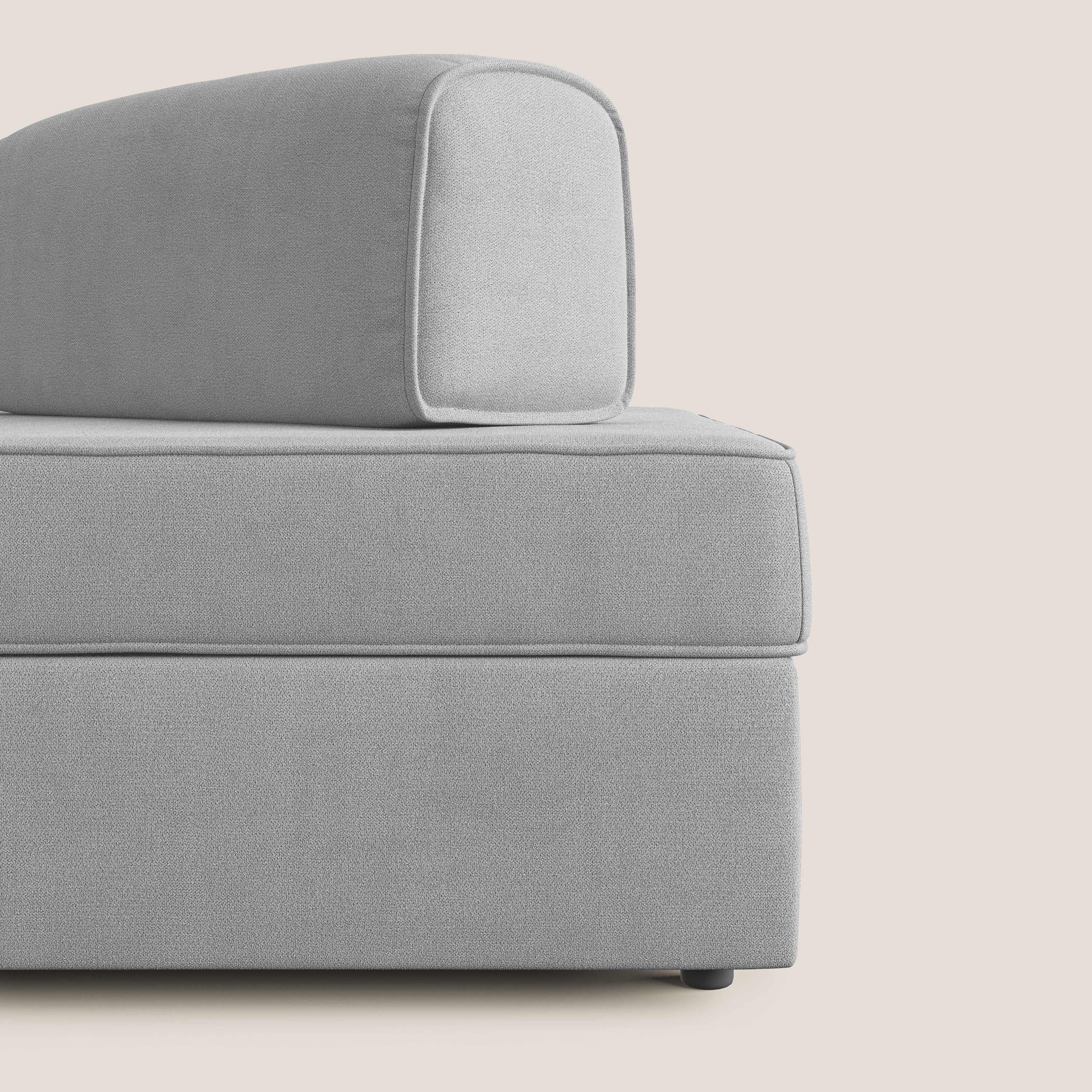 Liberty divano con pouf estraibile e schienali movibili in tessuto morbido impermeabile T02 grigio chiaro - divani.store