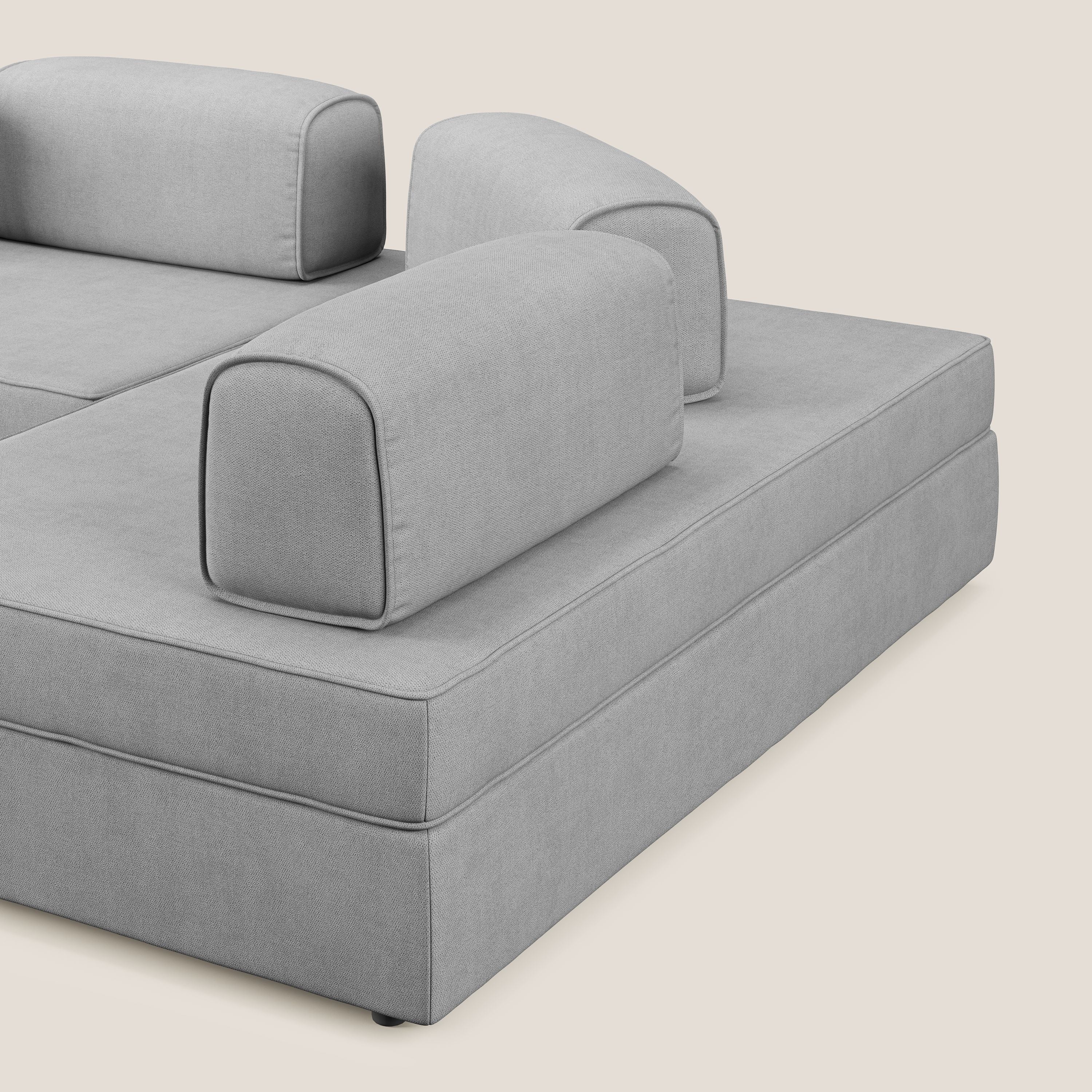 Liberty divano angolare con pouf estraibile e schienali movibili in tessuto morbido impermeabile T02 grigio chiaro - divani.store