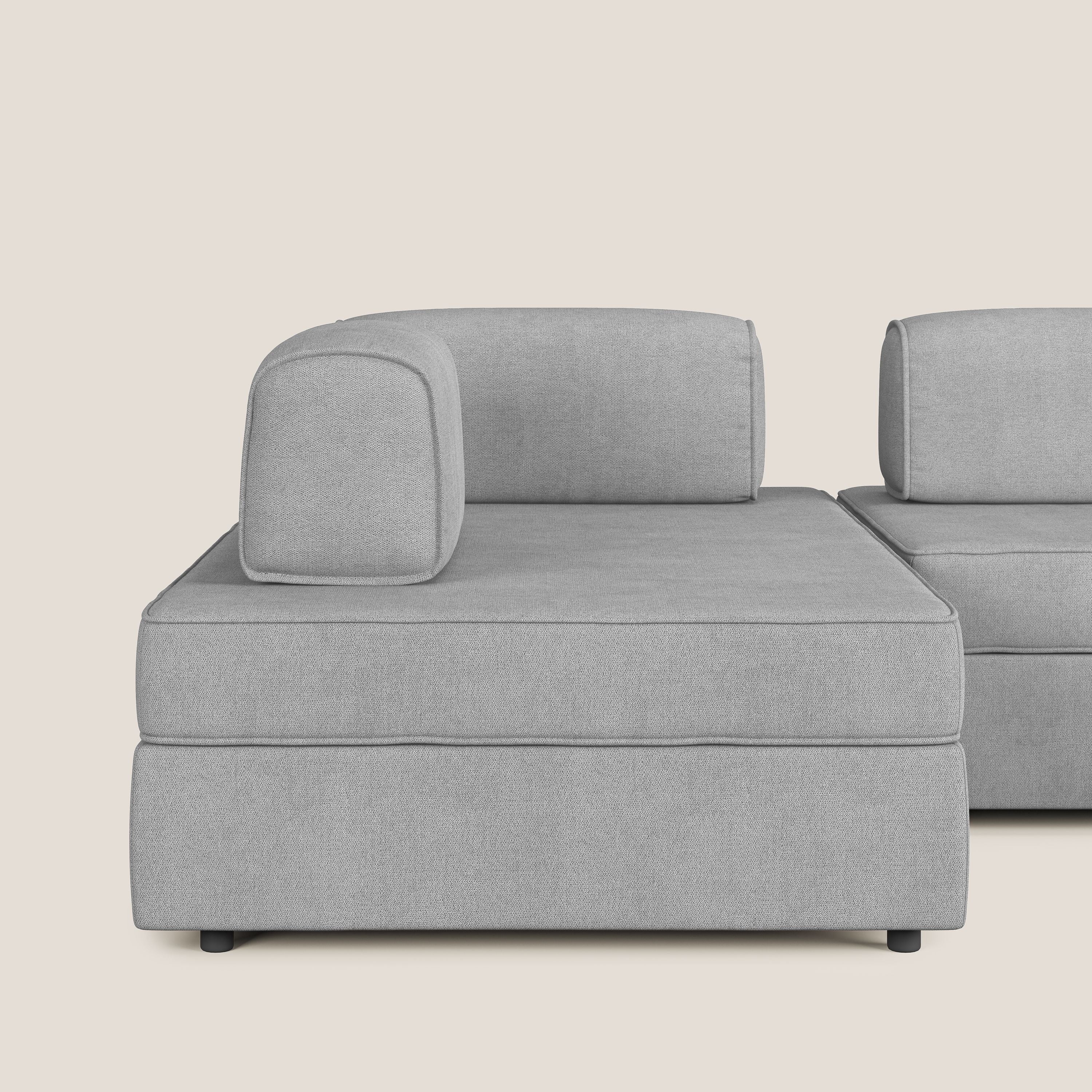 Liberty divano panoramico con pouf estraibile e schienali movibili in tessuto morbido impermeabile T02 grigio chiaro - divani.store
