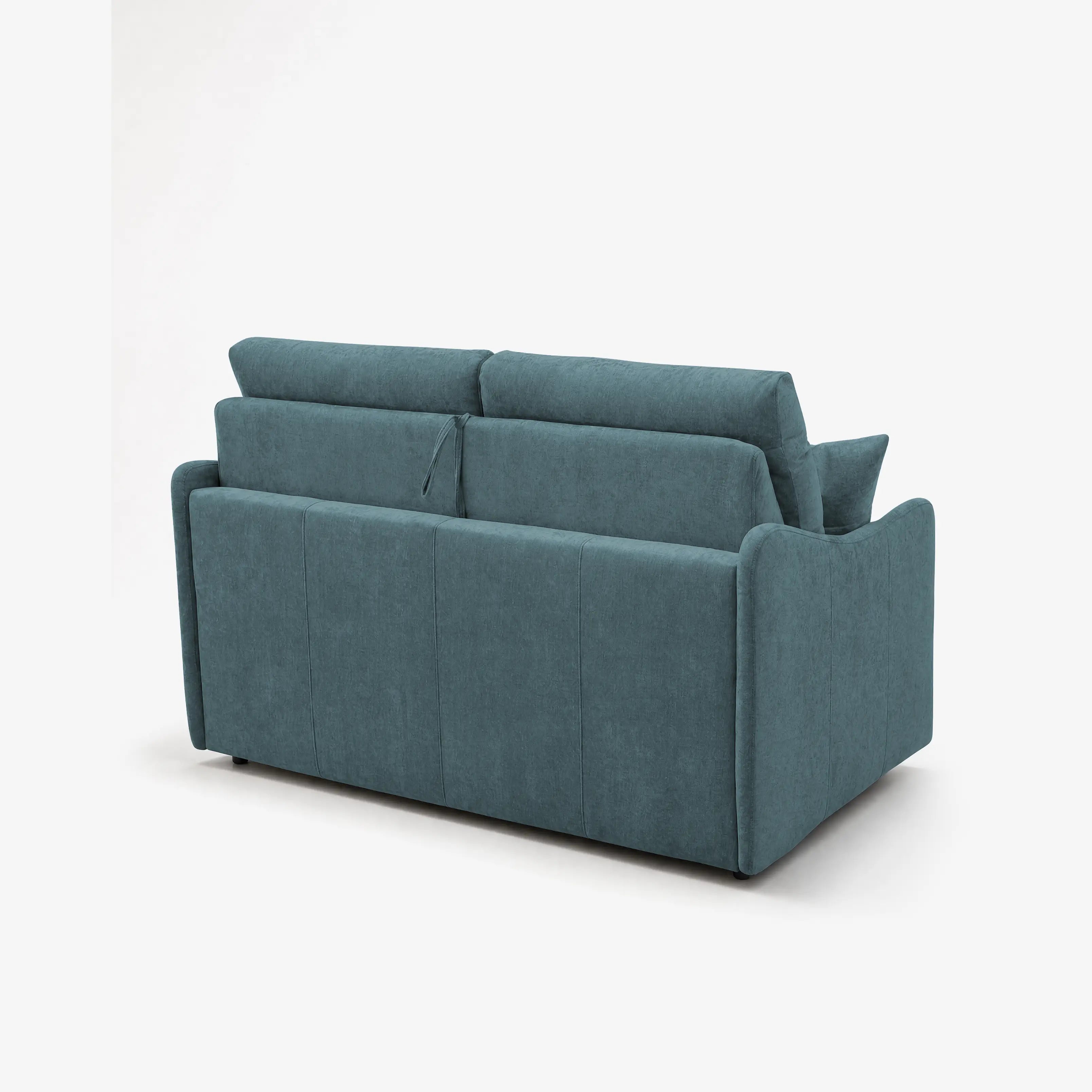 Il divano letto a 3 posti Lodovico di Divani.Store è raffigurato nella vista posteriore in colore verde acqua, caratterizzato da morbidi braccioli arrotondati, poggiatesta regolabili e cuciture verticali. Include un materasso da 140x195 cm, alto 20 cm, in tessuto antimacchia certificato Oeko-Tex.