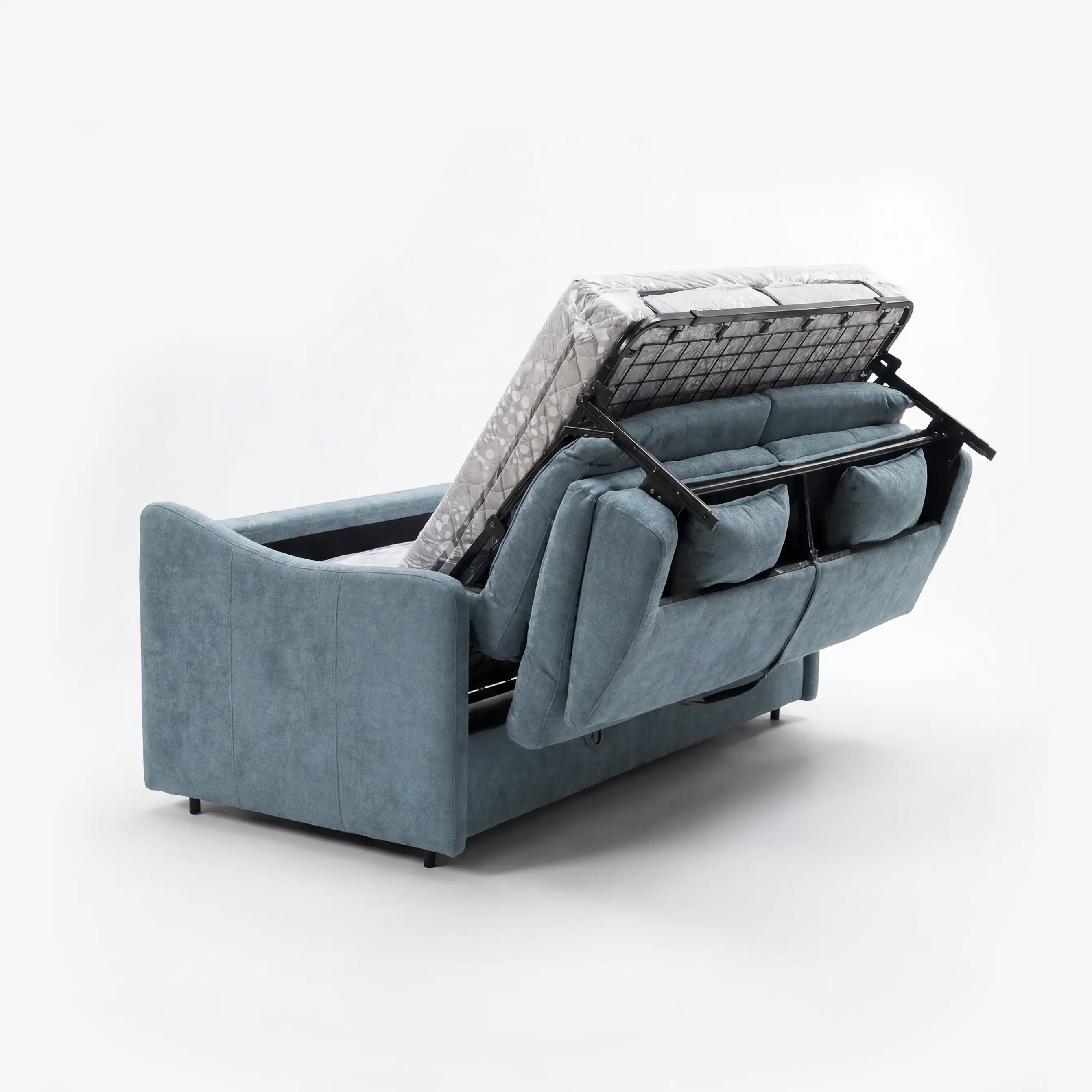 Il divano letto a 3 posti Lodovico di Divani.Store, con un materasso ALTO 20 cm (140x195) in tessuto certificato Oeko-Tex e antimacchia, è raffigurato parzialmente aperto per mostrare la struttura in metallo nero, i portacuscini e i morbidi cuscini su uno sfondo bianco.