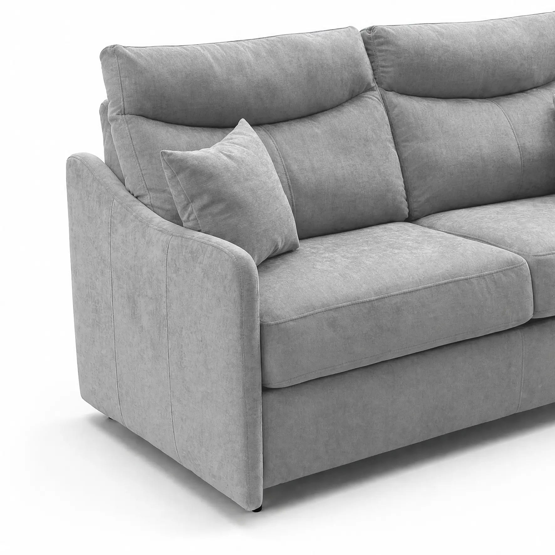 Il divano letto a 3 posti Lodovico di Divani.Store è realizzato in tessuto grigio chiaro, certificato Oeko-Tex e resistente alle macchie, con imbottitura morbida, schienale alto, braccioli dal design elegante, portaguanciali integrato (nella foto a sinistra) e un cuscino decorativo abbinato.
