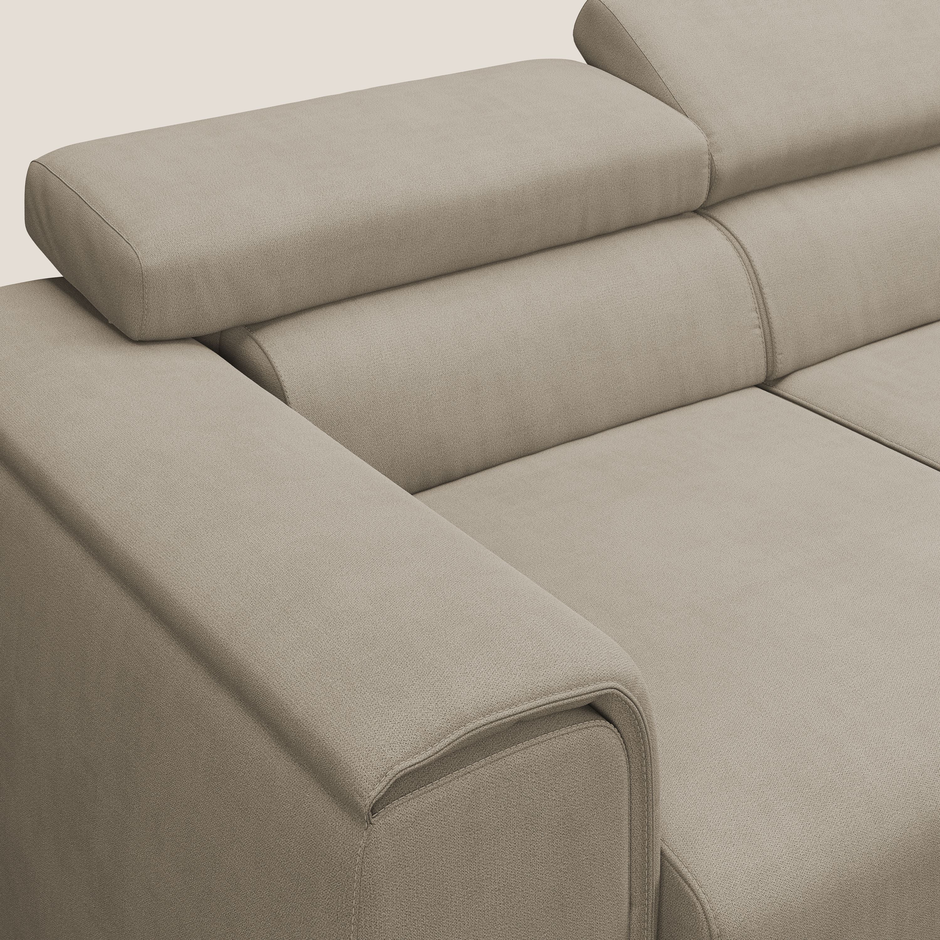 Zeno Divano con pouf estraibile poggiapiedi a 3 sedute in tessuto morbido impermeabile T02 beige - divani.store