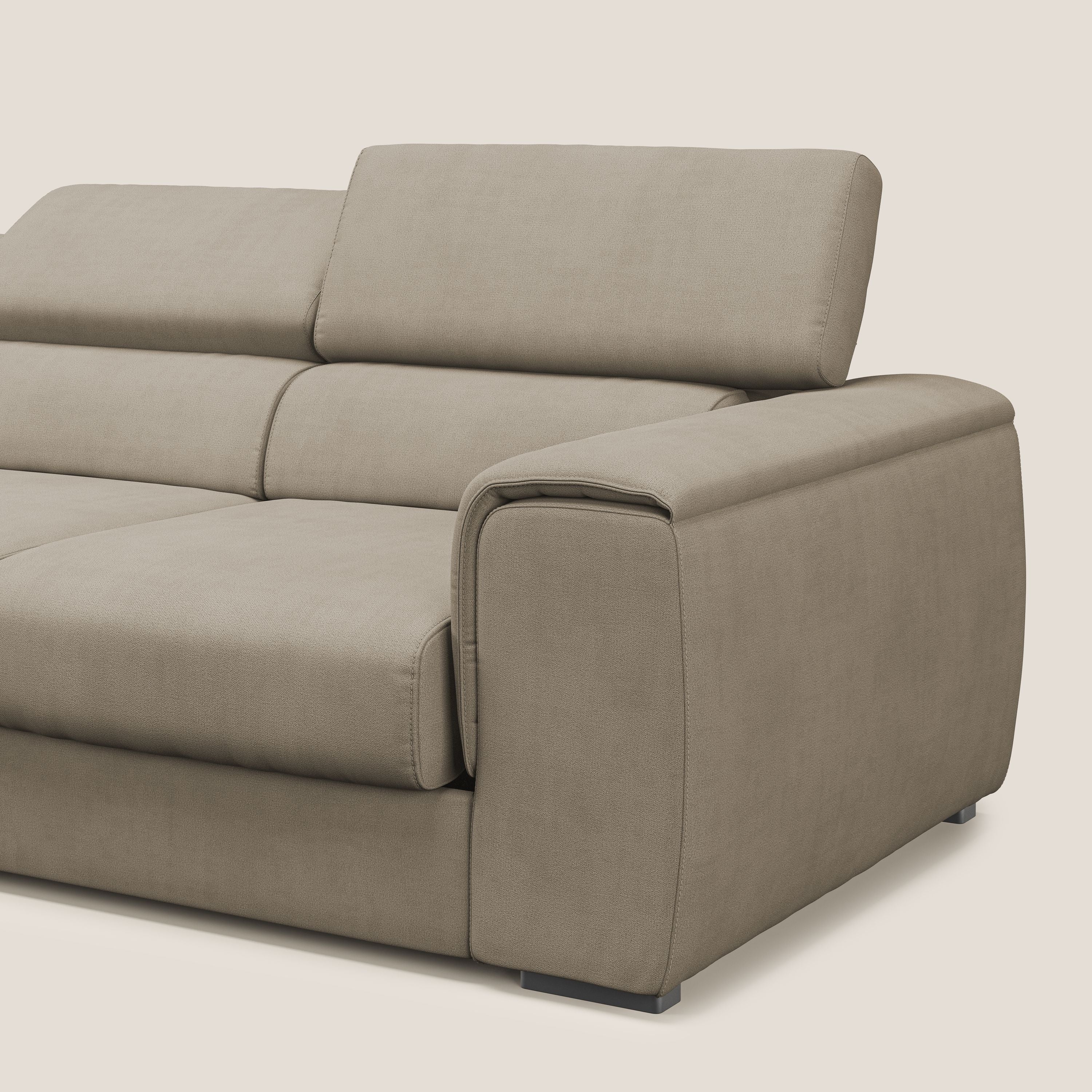 Zeno Divano con pouf estraibile poggiapiedi a 3 sedute in tessuto morbido impermeabile T02 beige - divani.store