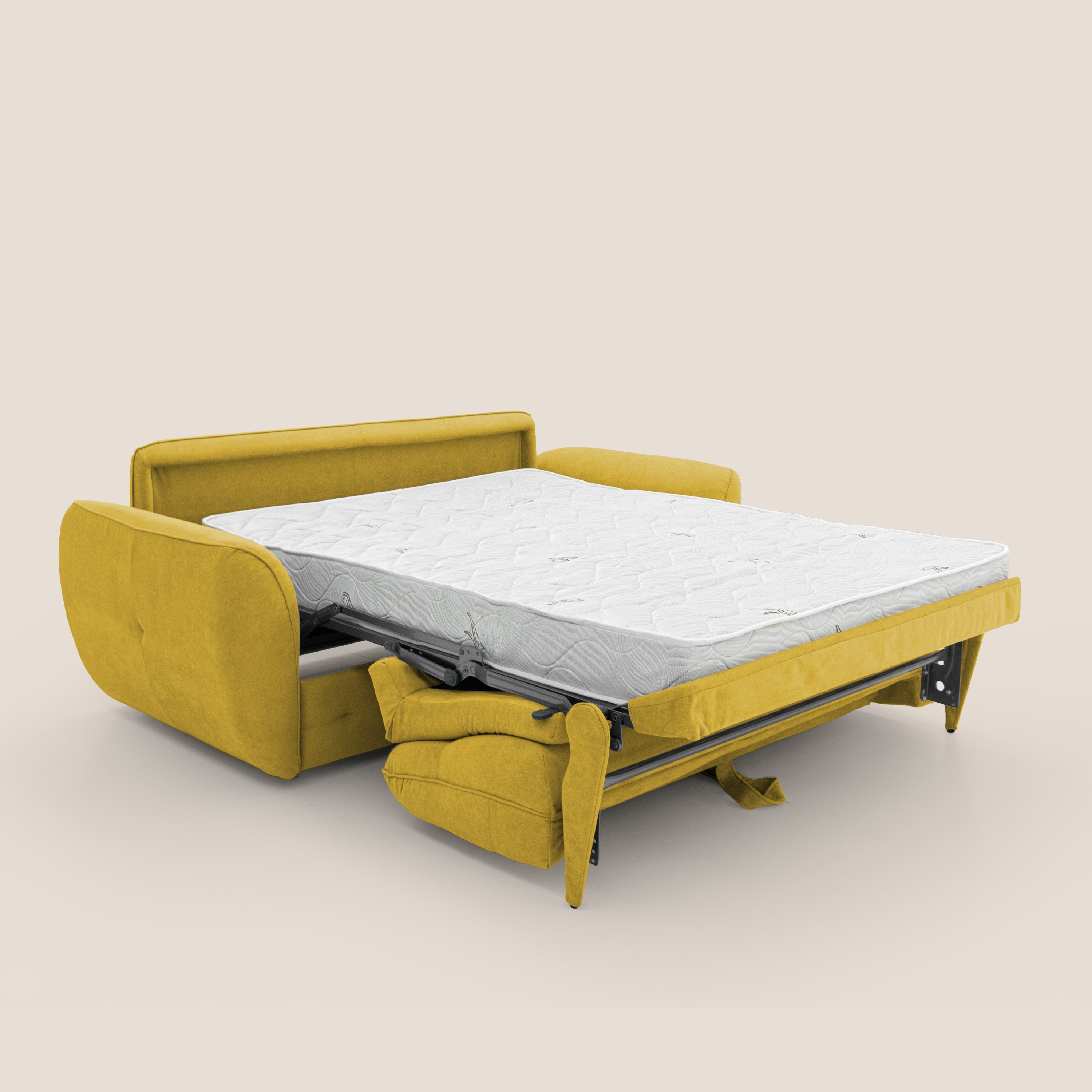 Zeus Divano letto scandinavo di Divani.Store in tessuto impermeabile T02 giallo viene dispiegato, rivelando il suo materasso H18 a fantasia bianca. Il divano letto moderno con braccioli arrotondati si staglia su uno sfondo beige chiaro.