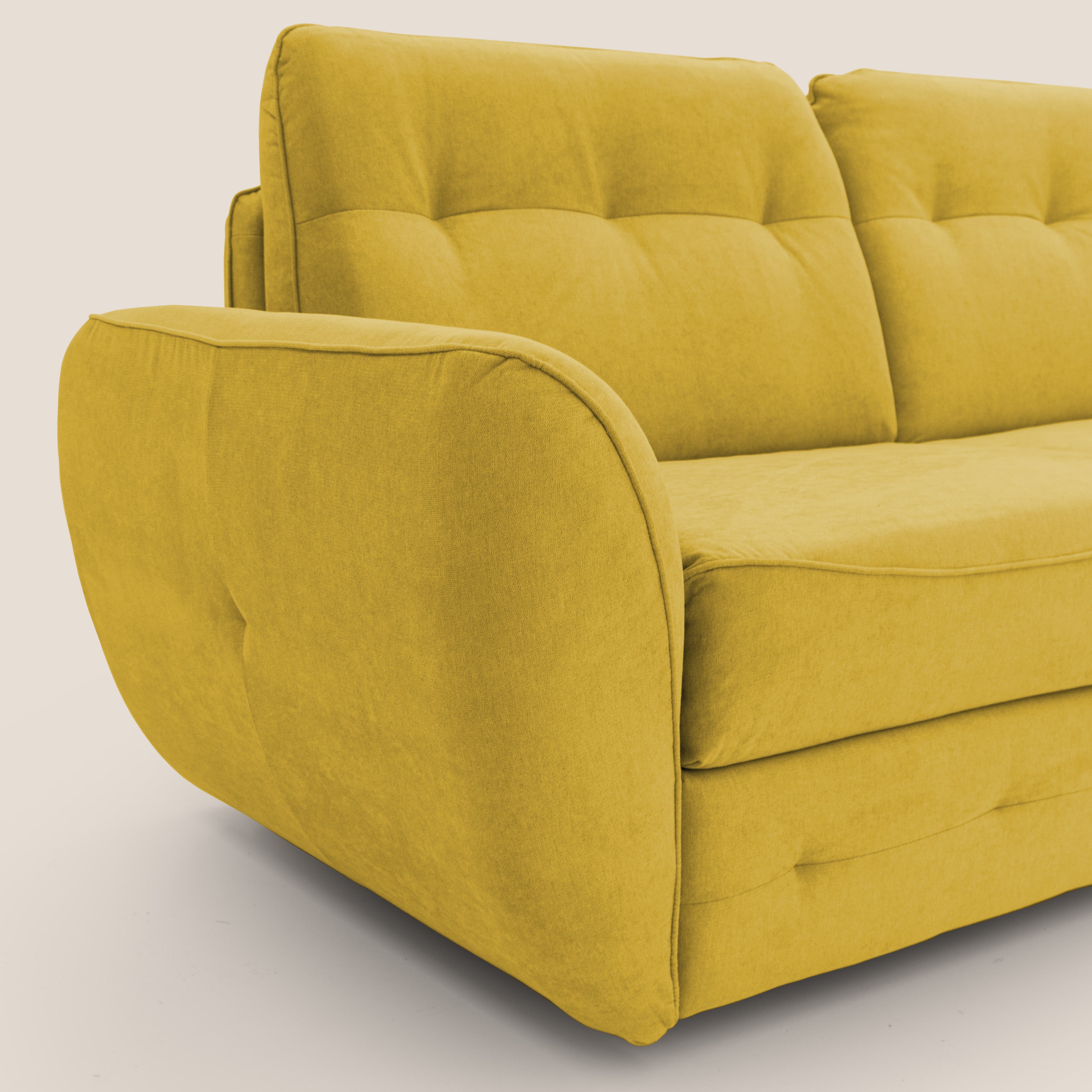 Un primo piano di Zeus Divano letto scandinavo di Divani.Store mette in evidenza il tessuto impermeabile giallo T02, i bordi morbidi e arrotondati e gli schienali imbottiti, mostrando questo moderno divano letto italiano con materasso H18 su uno sfondo chiaro.