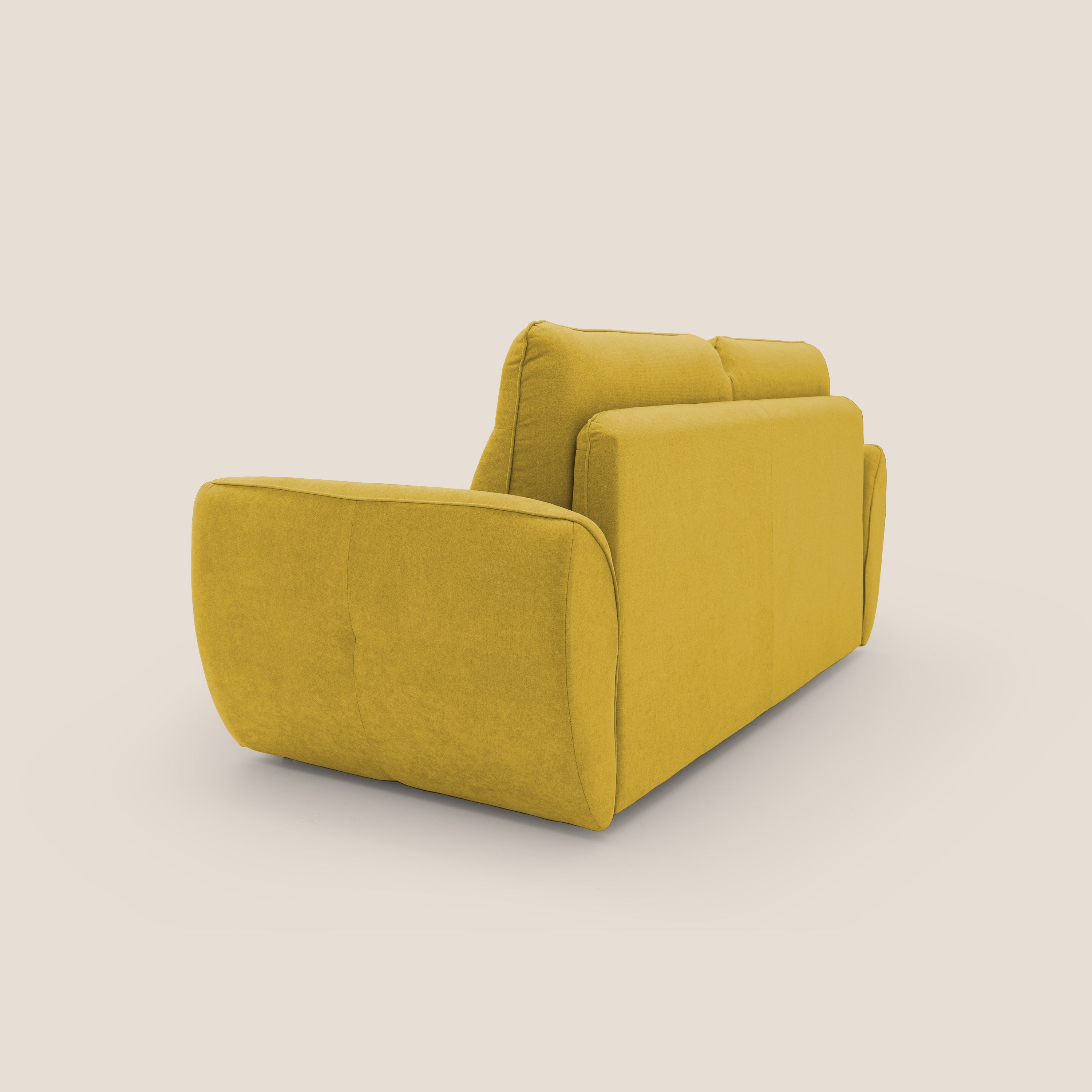 Lo Zeus Divano letto scandinavo di Divani.Store, presentato in tessuto impermeabile giallo T02 con cuscini e ampi braccioli, è caratterizzato da un design minimalista e vellutato, visto da dietro a sinistra su uno sfondo beige.