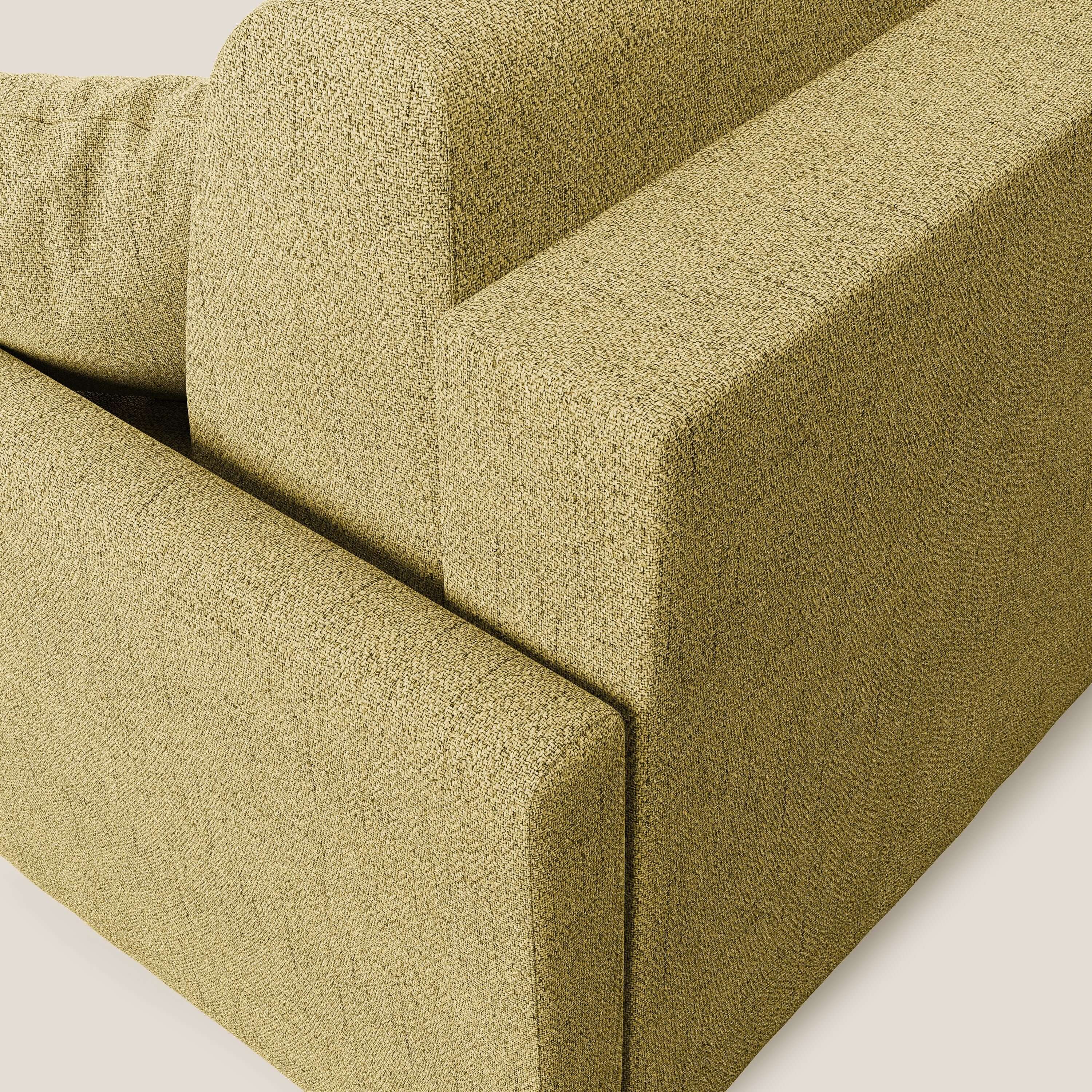Primo piano del divano letto angolare Edgar 243 cm sinistro di Divani.Store, presentato in tessuto T03 giallo felis, impermeabile, dalle linee pulite e con cuscini in tessuto felpato, con RETE A DOGHE e su sfondo chiaro.