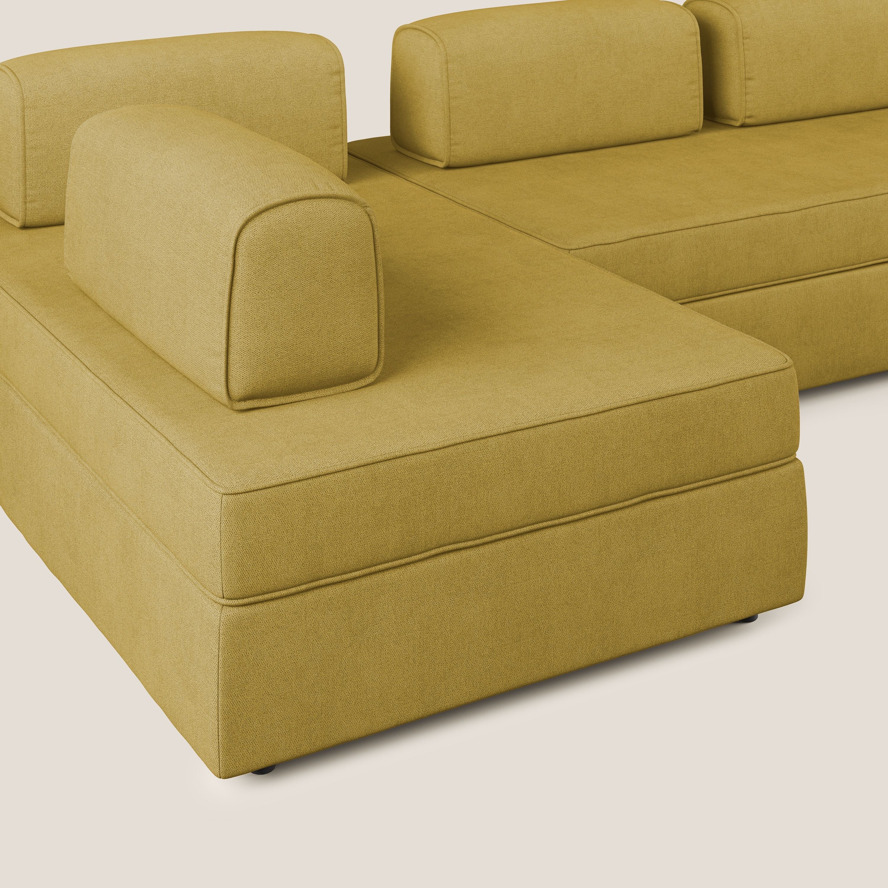 Liberty divano panoramico con pouf estraibile e schienali movibili in tessuto morbido impermeabile T02 giallo - divani.store