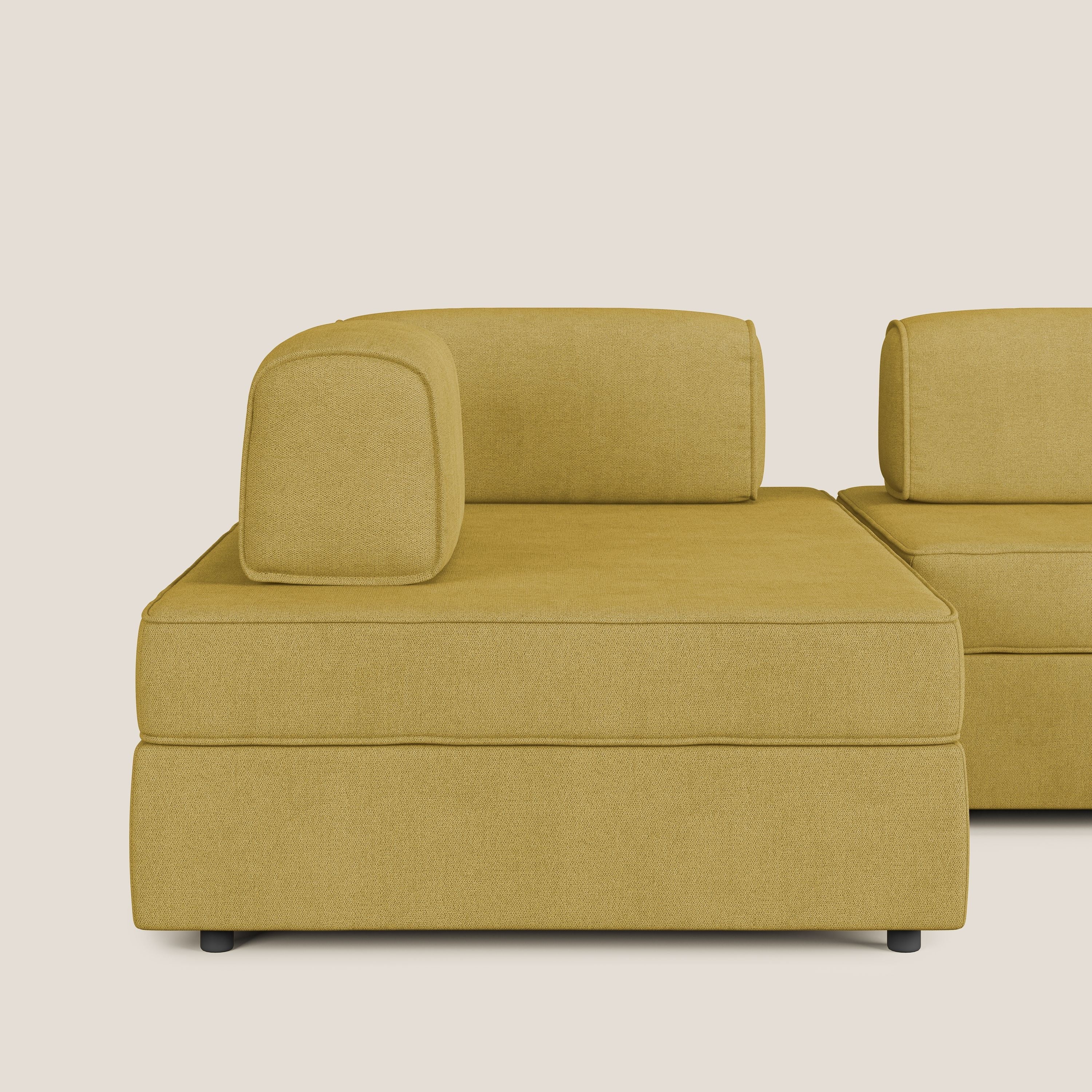 Liberty divano panoramico con pouf estraibile e schienali movibili in tessuto morbido impermeabile T02 giallo - divani.store