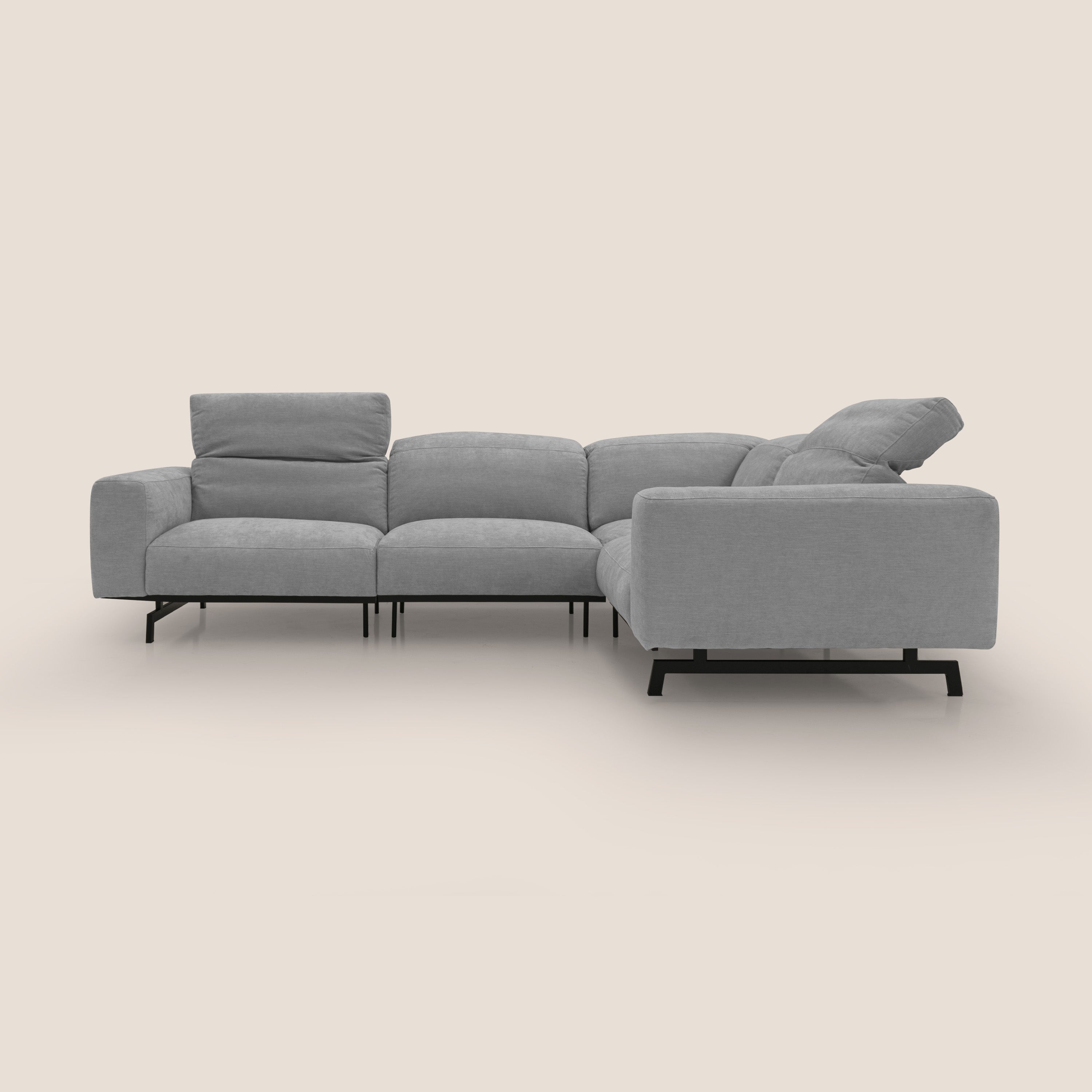 Il divano Sakura in piuma d'oca angolare REVERSIBILE di Divani.Store è caratterizzato da un tessuto T14 grigio chiaro, morbido e impermeabile, da cuscini in tessuto, da ampi braccioli e da due poggiatesta regolabili per garantire comfort ed eleganza minimalista.