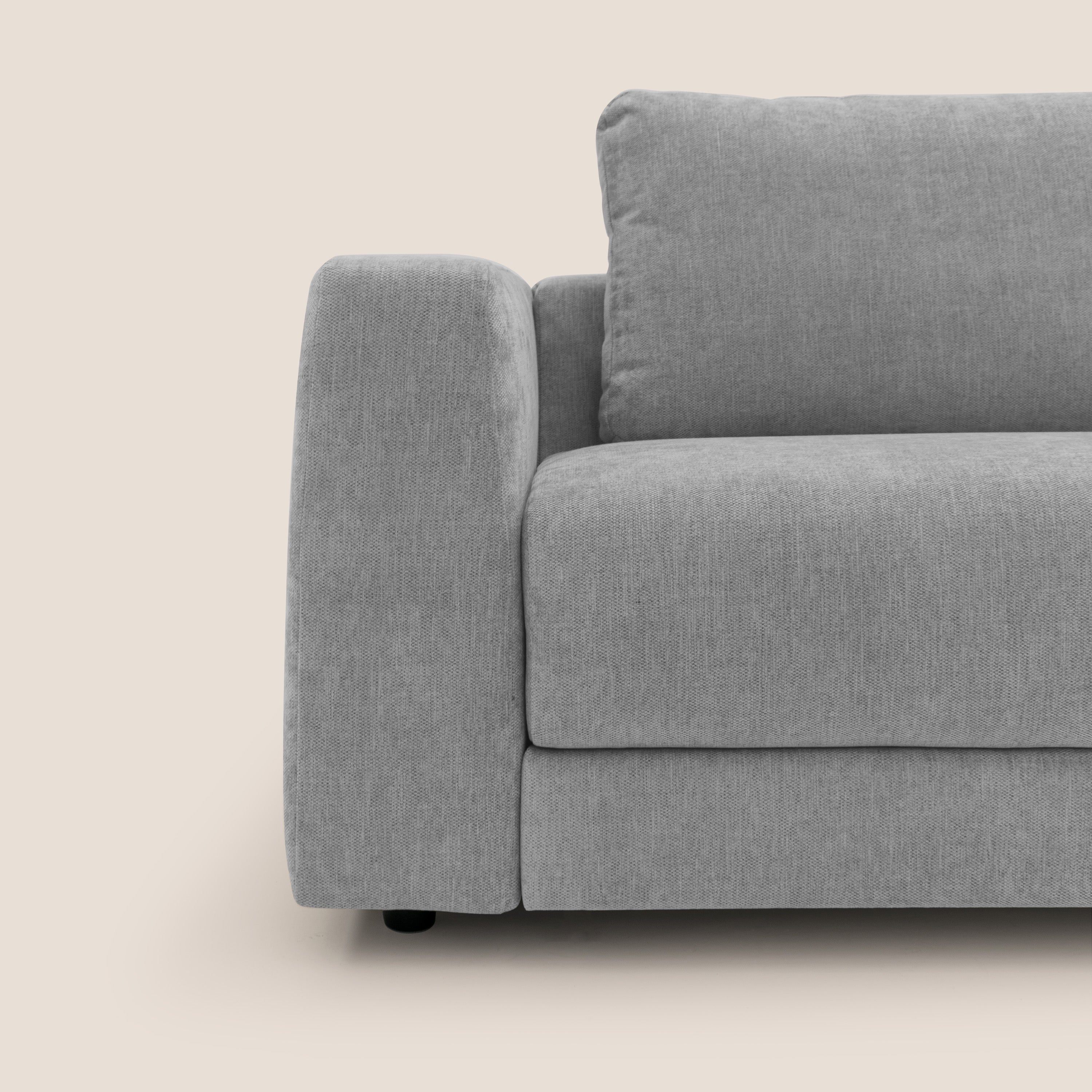 Freia Divano letto minimal materasso h15 cm con morbidi schienali in tessuto impermeabile T14 grigio chiaro - divani.store