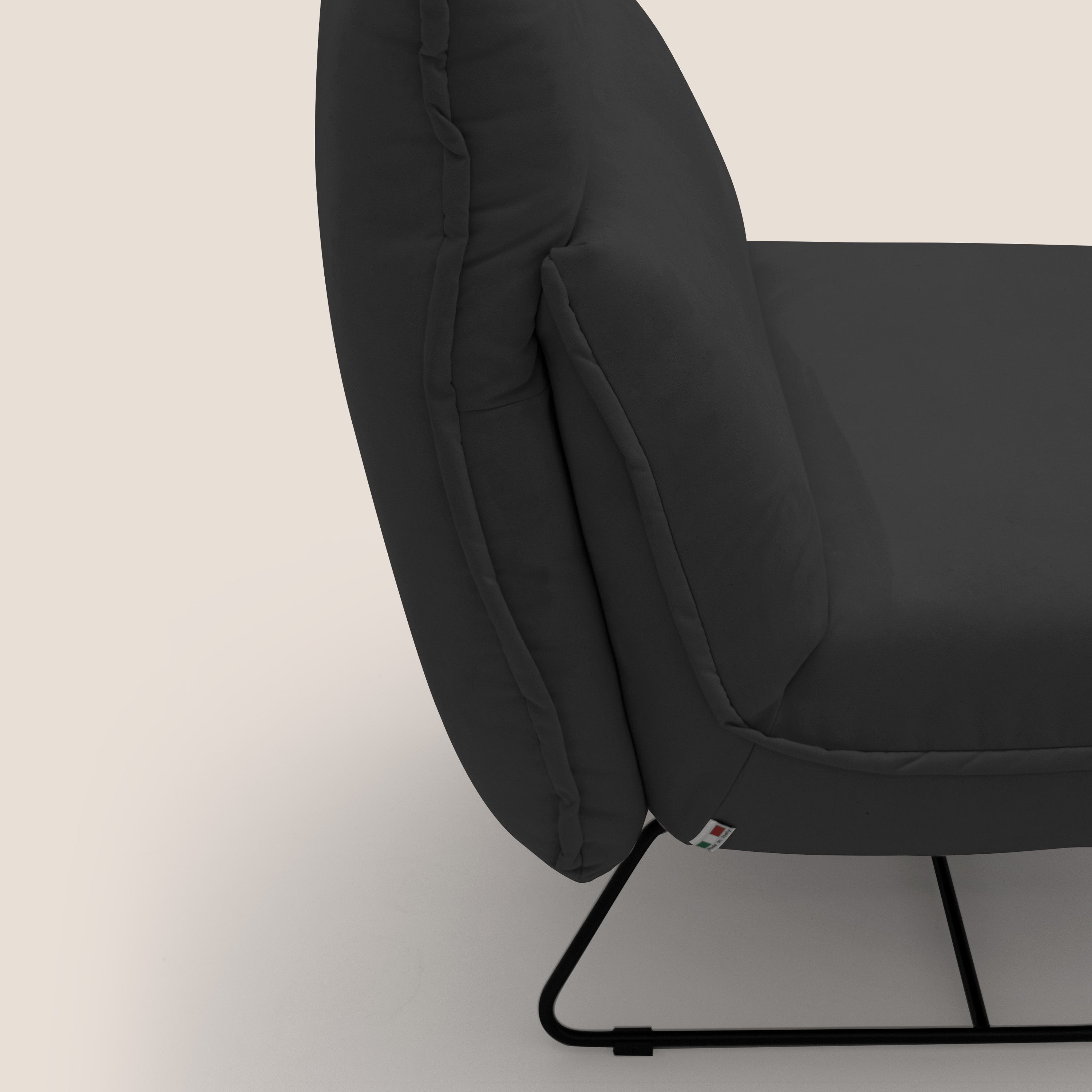 Tessa Poltroncina dal design moderno in morbida microfibra smacchiabile T11 nero - divani.store