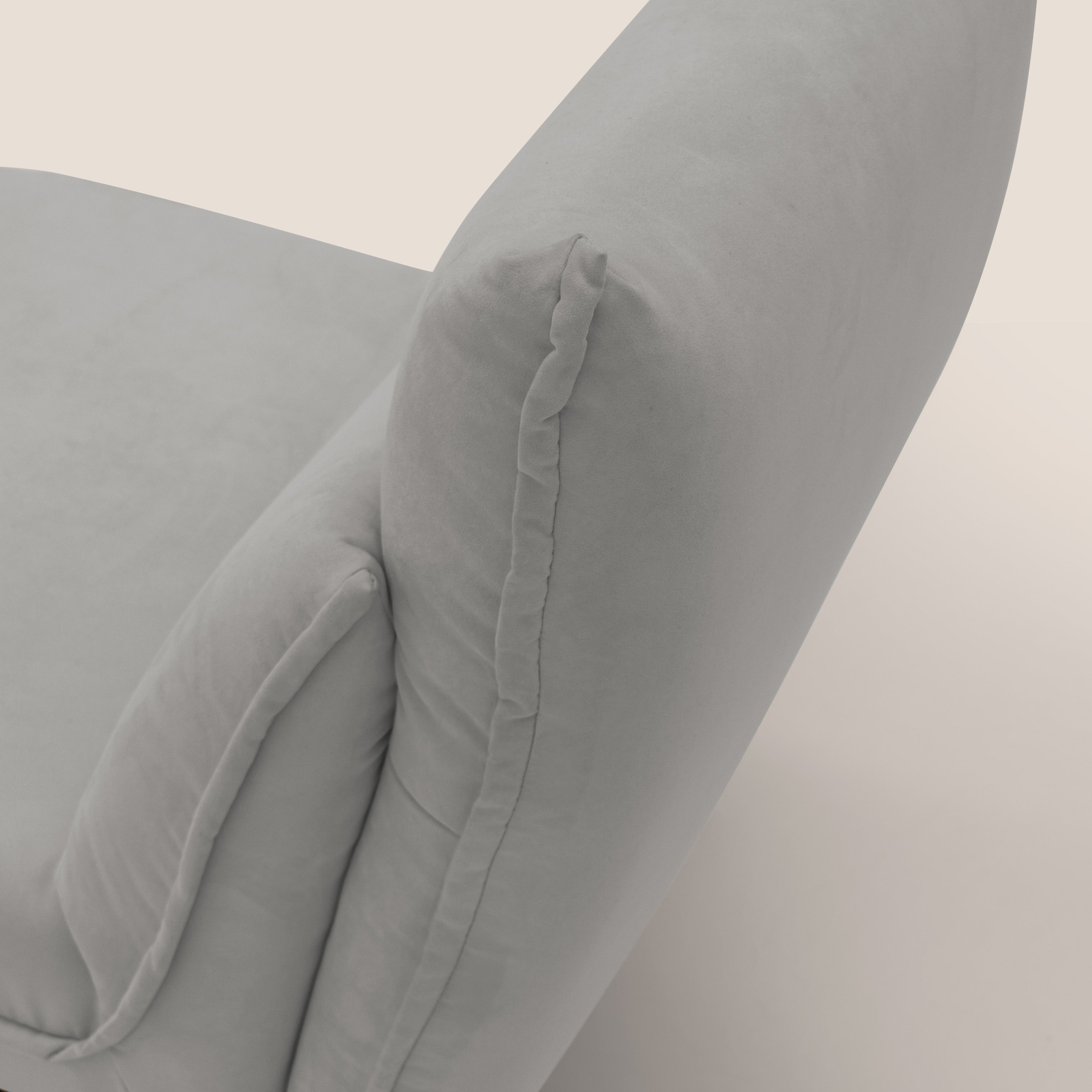 Tessa Poltroncina dal design moderno in morbida microfibra smacchiabile T11 grigio chiaro - divani.store