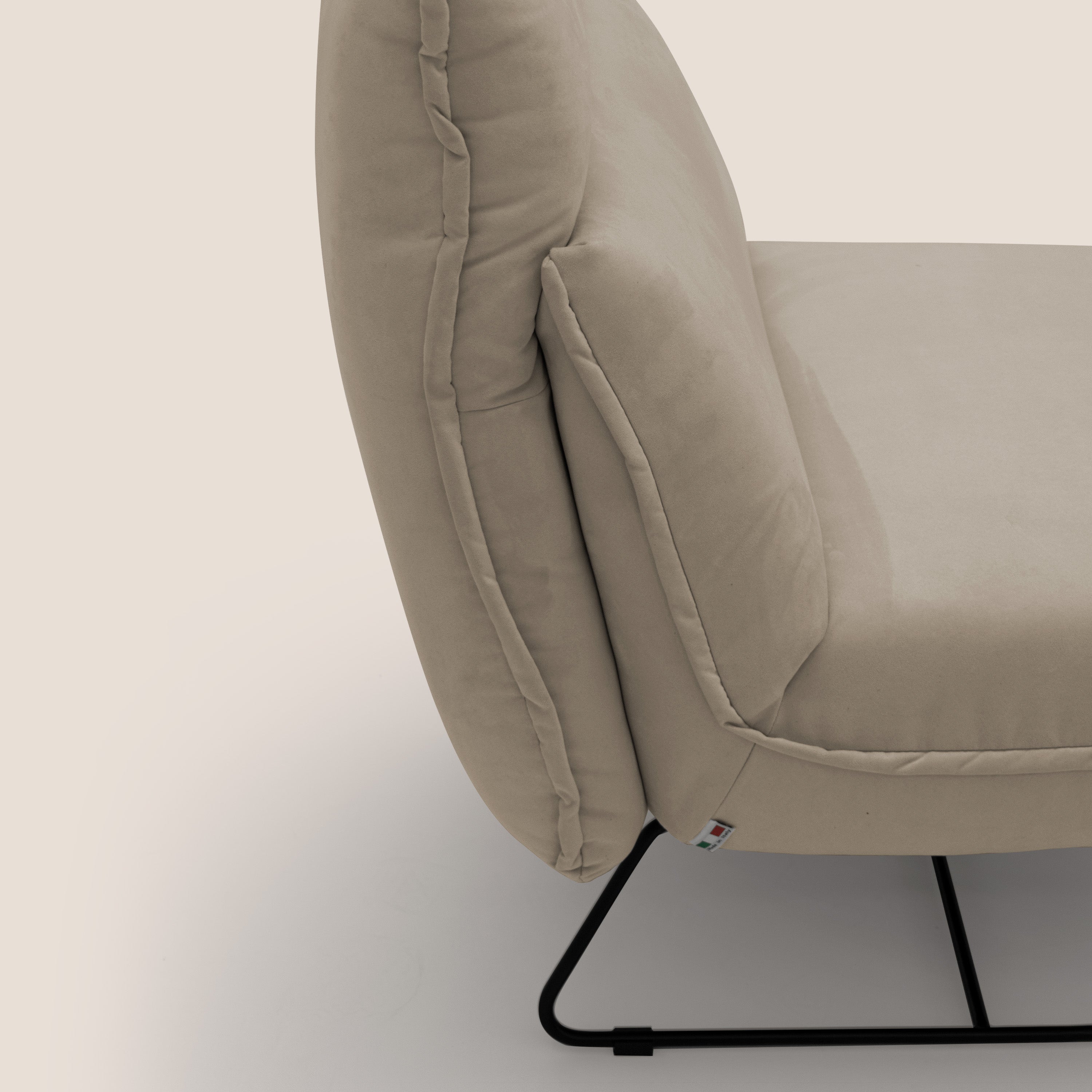 Tessa Poltroncina dal design moderno in morbida microfibra smacchiabile T11 tortora - divani.store