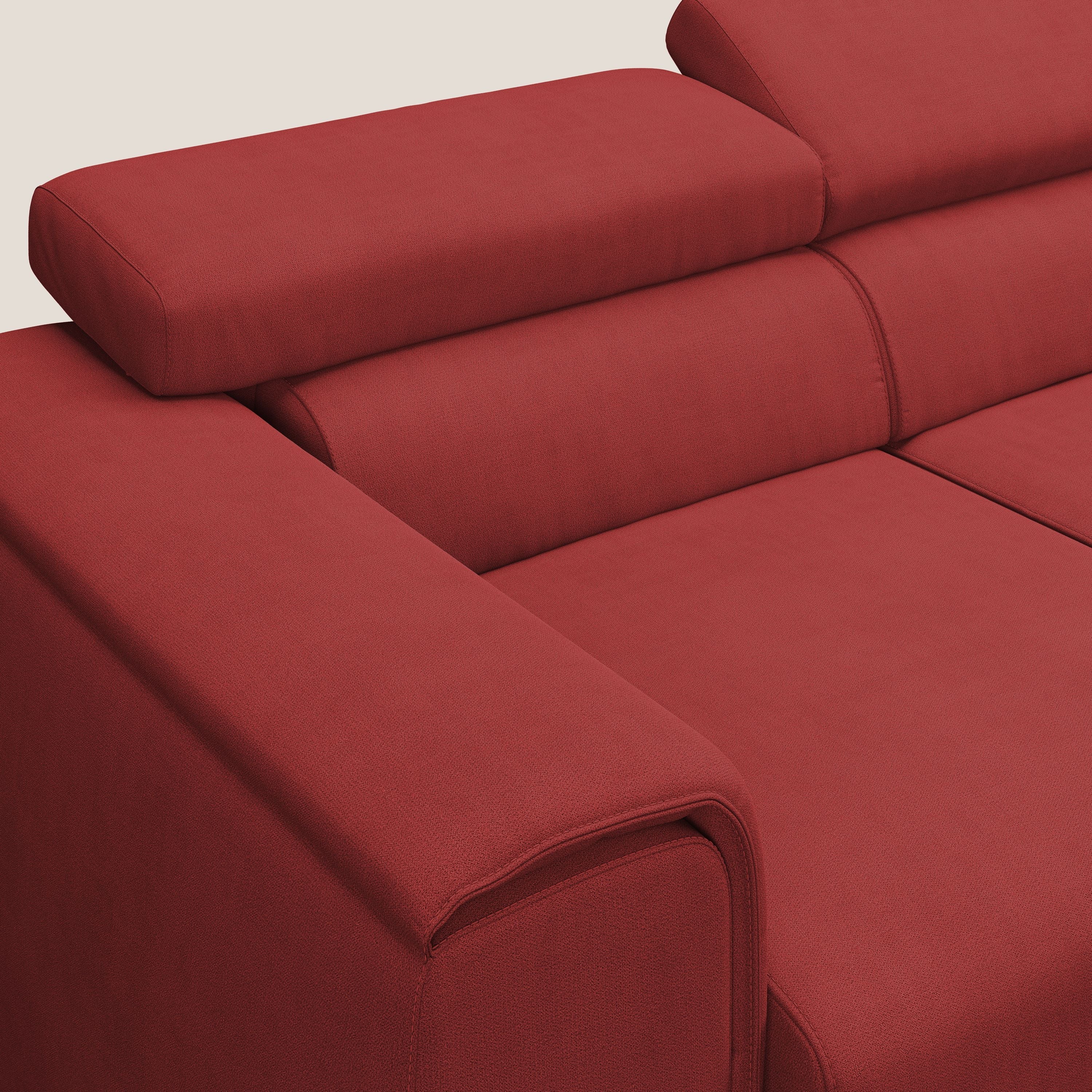 Zeno Divano con pouf estraibile poggiapiedi a 3 sedute in tessuto morbido impermeabile T02 rosso - divani.store