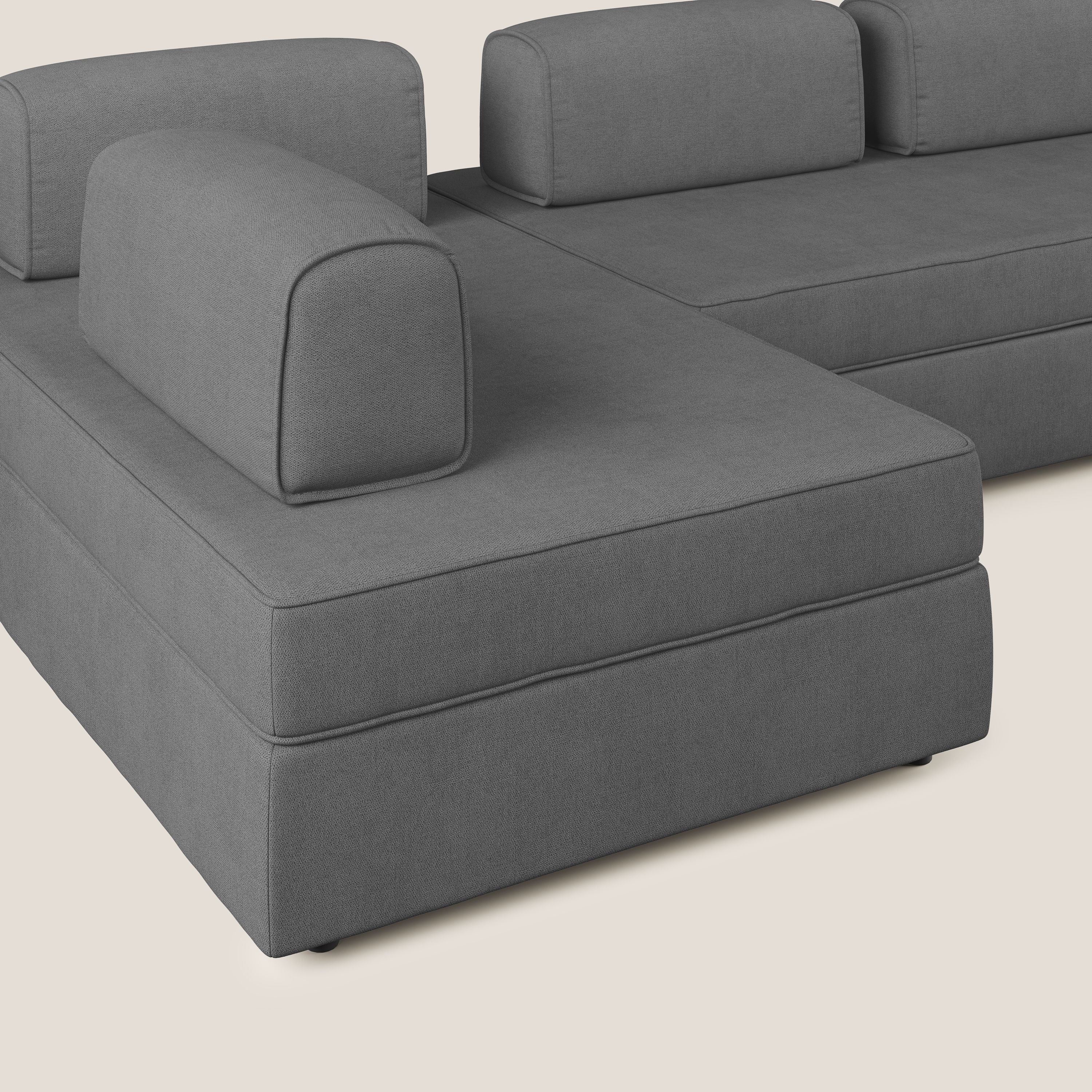 Liberty divano panoramico con pouf estraibile e schienali movibili in tessuto morbido impermeabile T02 grigio - divani.store