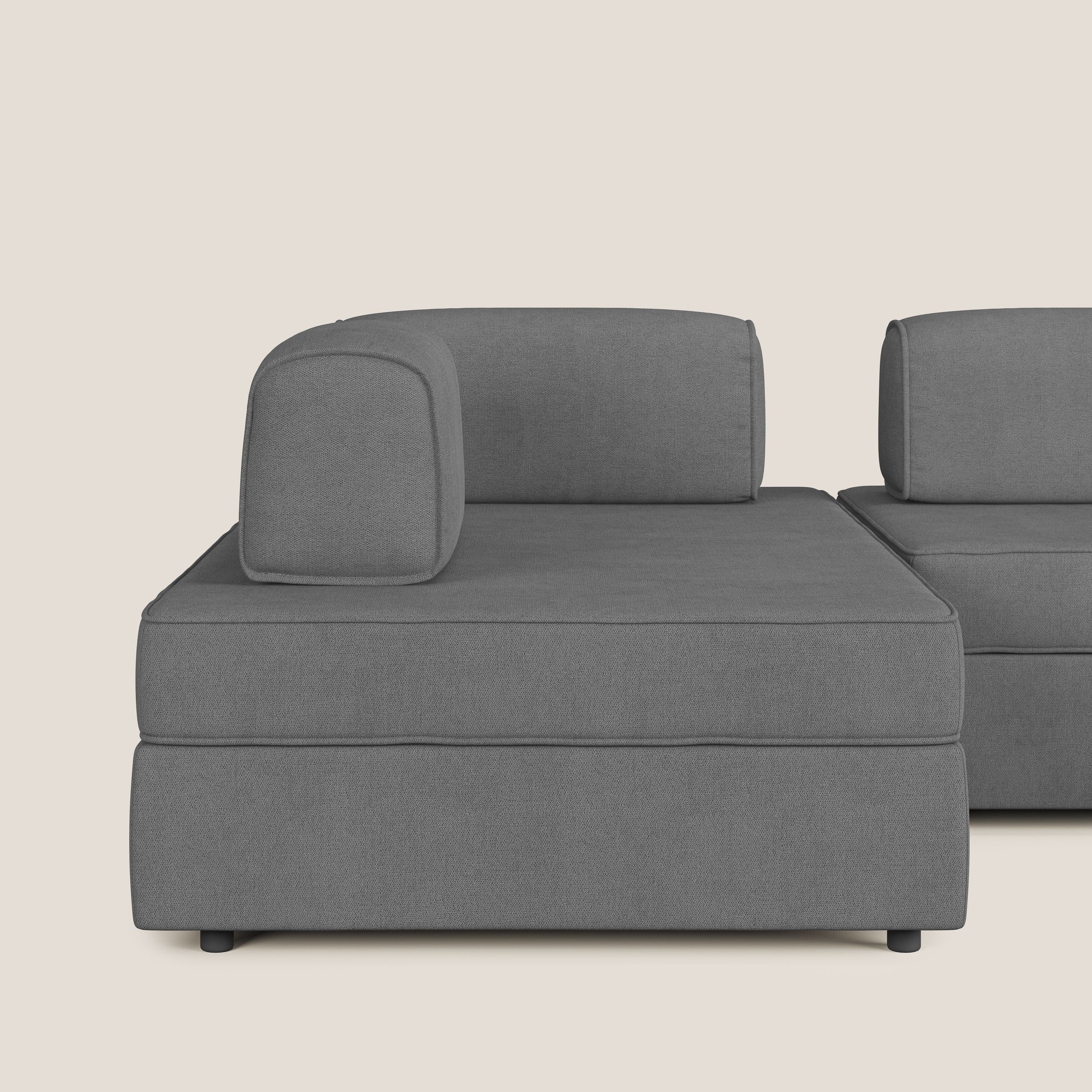 Liberty divano panoramico con pouf estraibile e schienali movibili in tessuto morbido impermeabile T02 grigio - divani.store