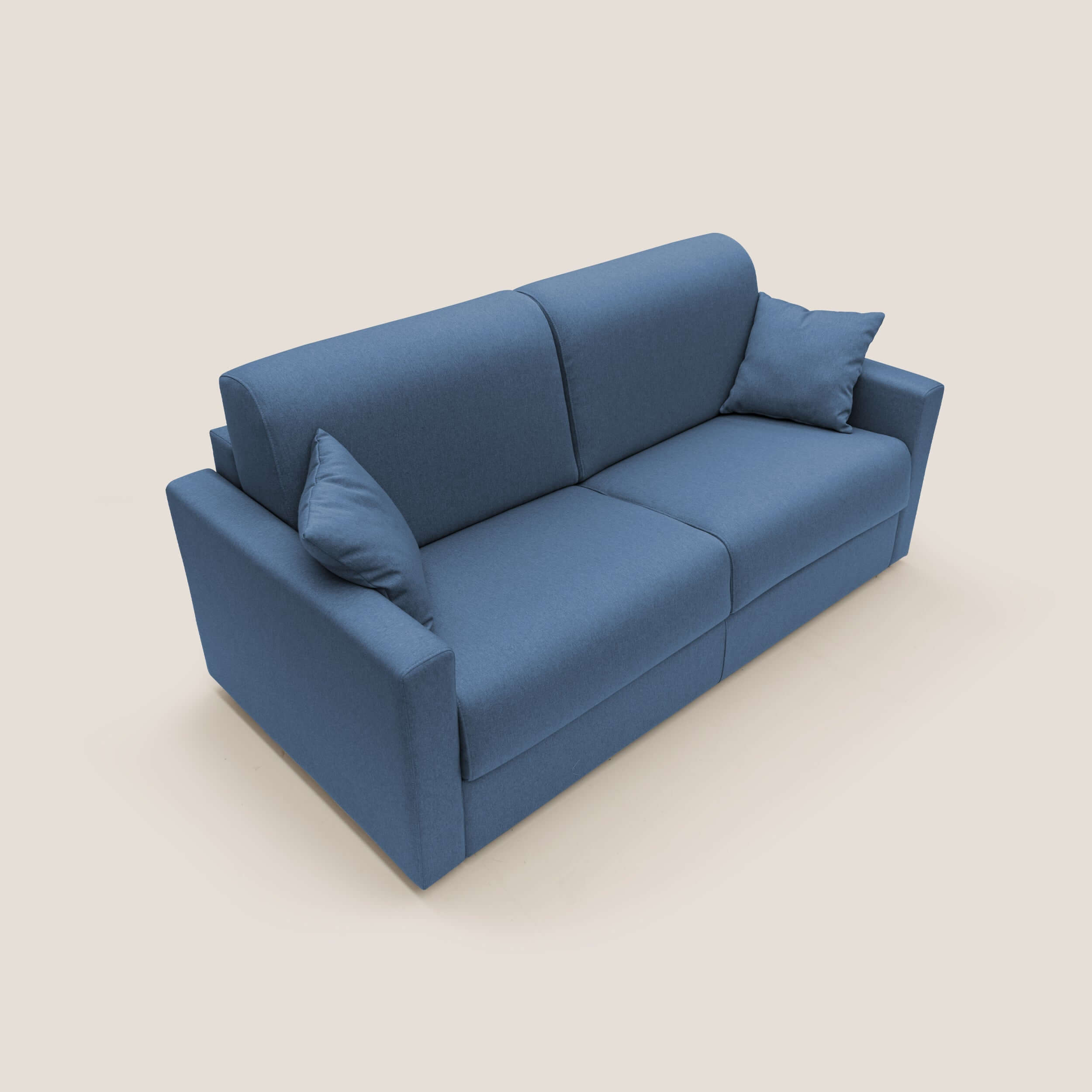 Il Chris Divano letto 206 cm di Divani.Store, in tessuto impermeabile blu T13, ha un design minimalista con linee pulite, braccioli spessi, due cuscini di schienale coordinati e due cuscini laterali quadrati, su uno sfondo beige chiaro.