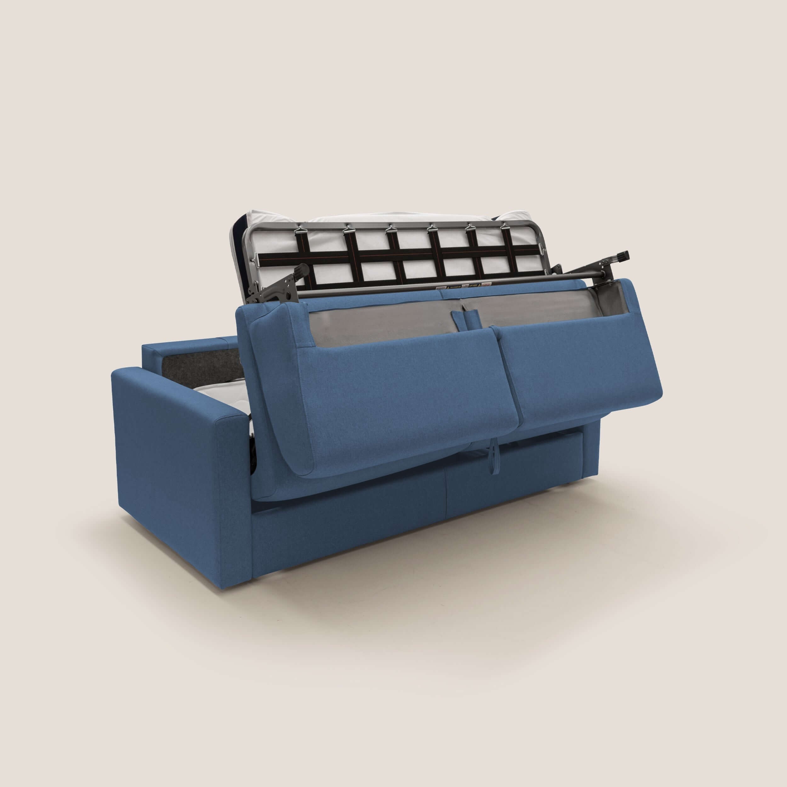 Il Chris Divano letto 206 cm di Divani.Store è caratterizzato dal tessuto impermeabile T13 blu. Sollevando la seduta si scopre uno spazioso vano portaoggetti foderato con una struttura in metallo nero che ne evidenzia il design moderno e funzionale.