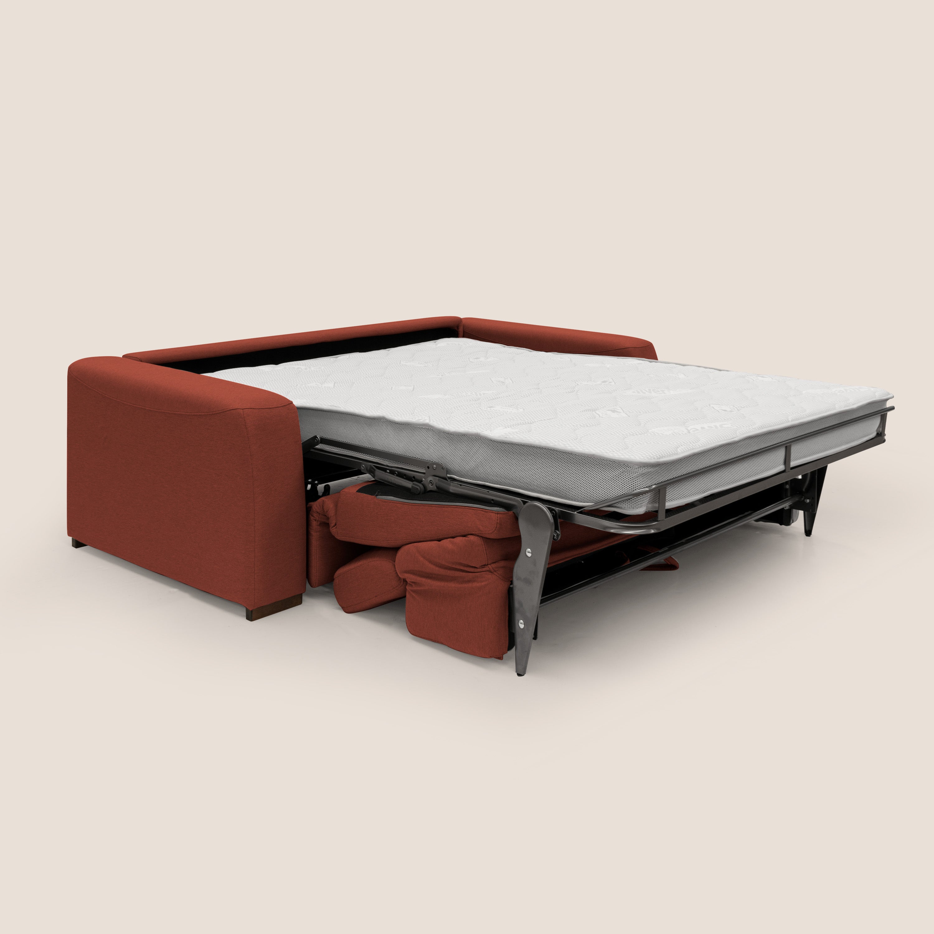 Il divano letto Poseidon + relax elettrico in tessuto smacchiabile impermeabile T05 rosso di Divani.Store è caratterizzato da un materasso dispiegato che rivela una struttura in metallo e cuscini riposti, mostrando il suo design versatile su uno sfondo beige chiaro.