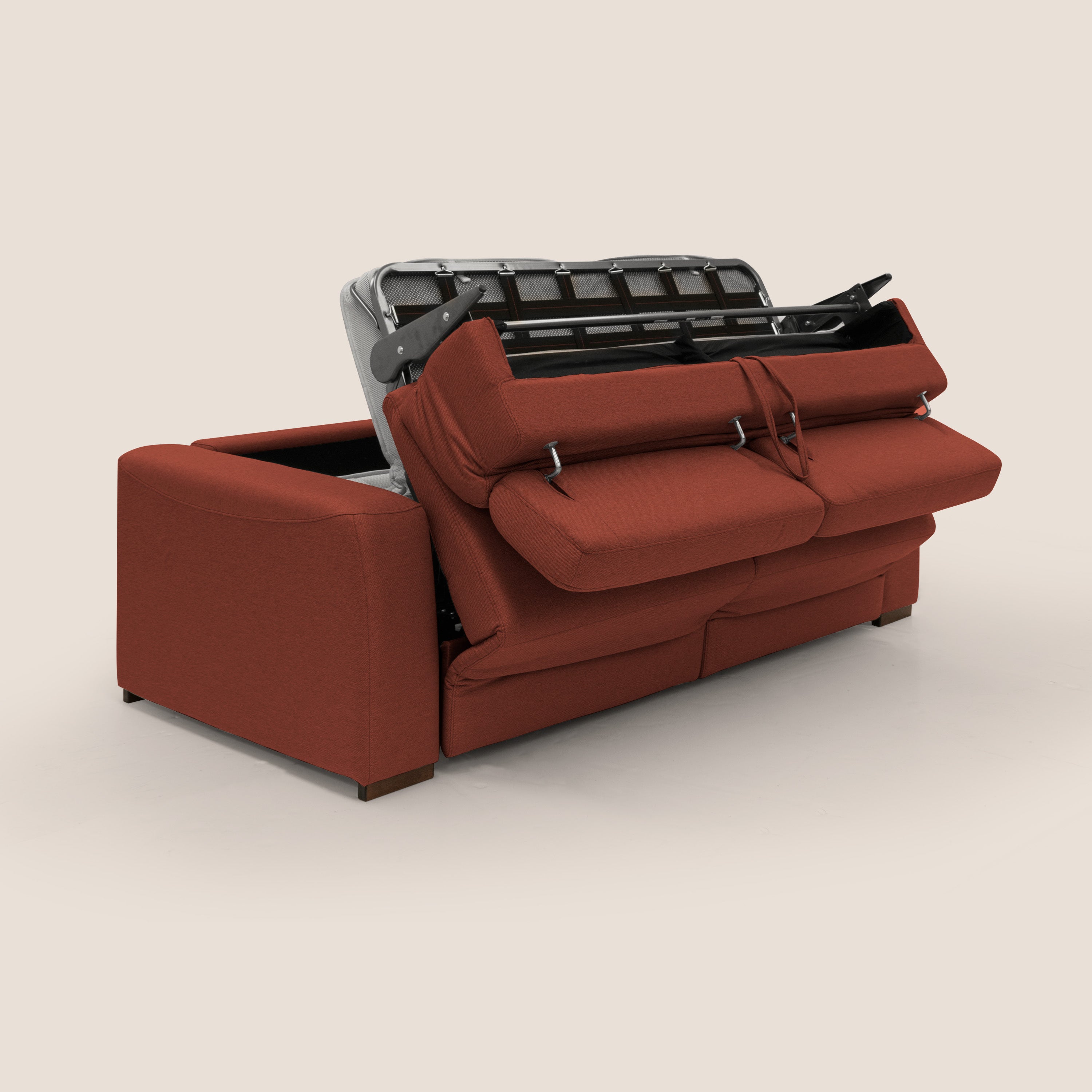Il divano letto Poseidon + relax elettrico di Divani.Store, in tessuto impermeabile T05 rosso, è parzialmente aperto per mostrare la struttura metallica pieghevole e il materasso in memory foam, con cuscini di schienale rialzati su uno sfondo chiaro.