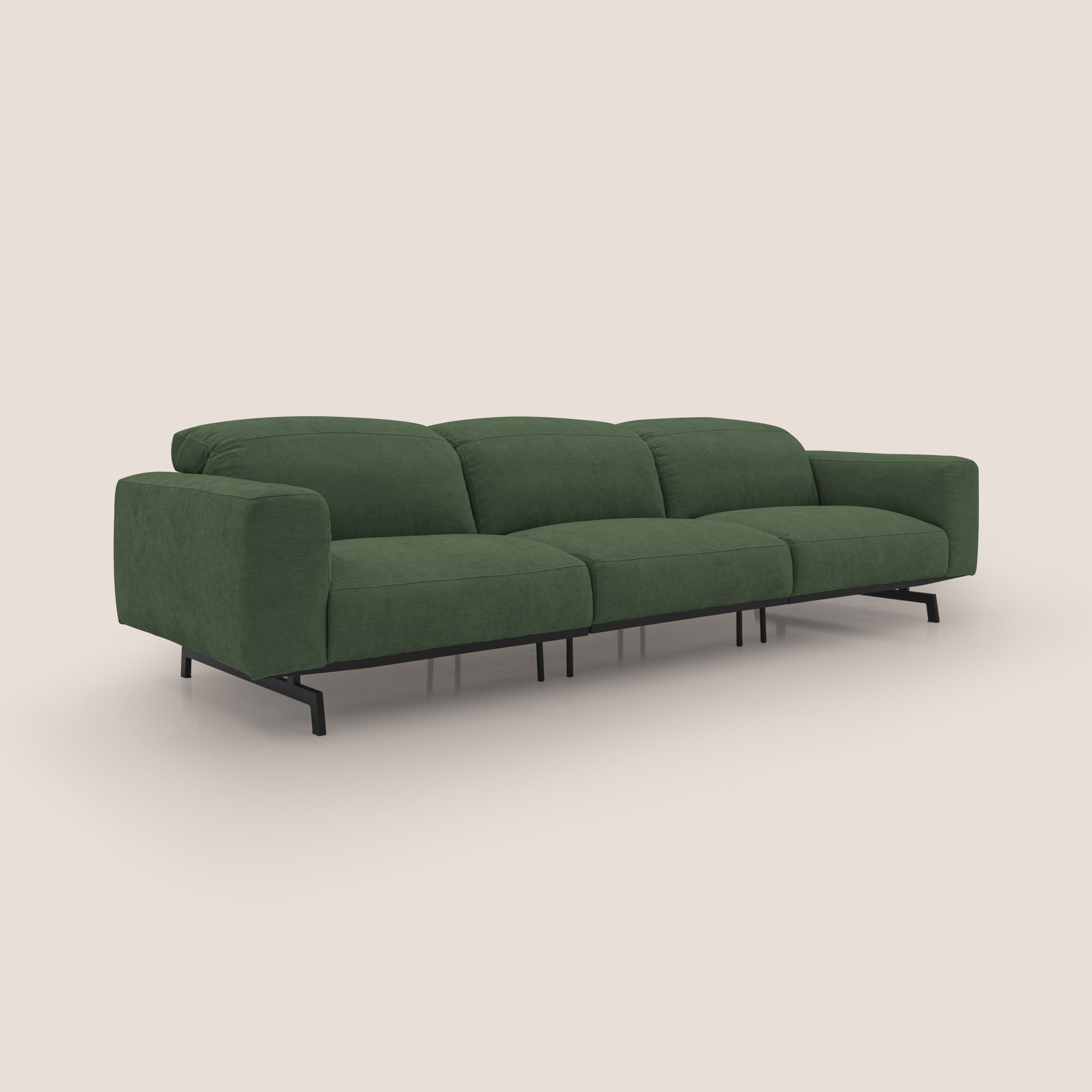 Il divano modulare Sakura di Divani.Store è caratterizzato da 3 sedute in morbido tessuto fiammato verde scuro impermeabile T14, cuscini in memory foam, ampi braccioli e gambe basse in metallo nero. Il suo design contemporaneo unisce il comfort allo stile minimalista.