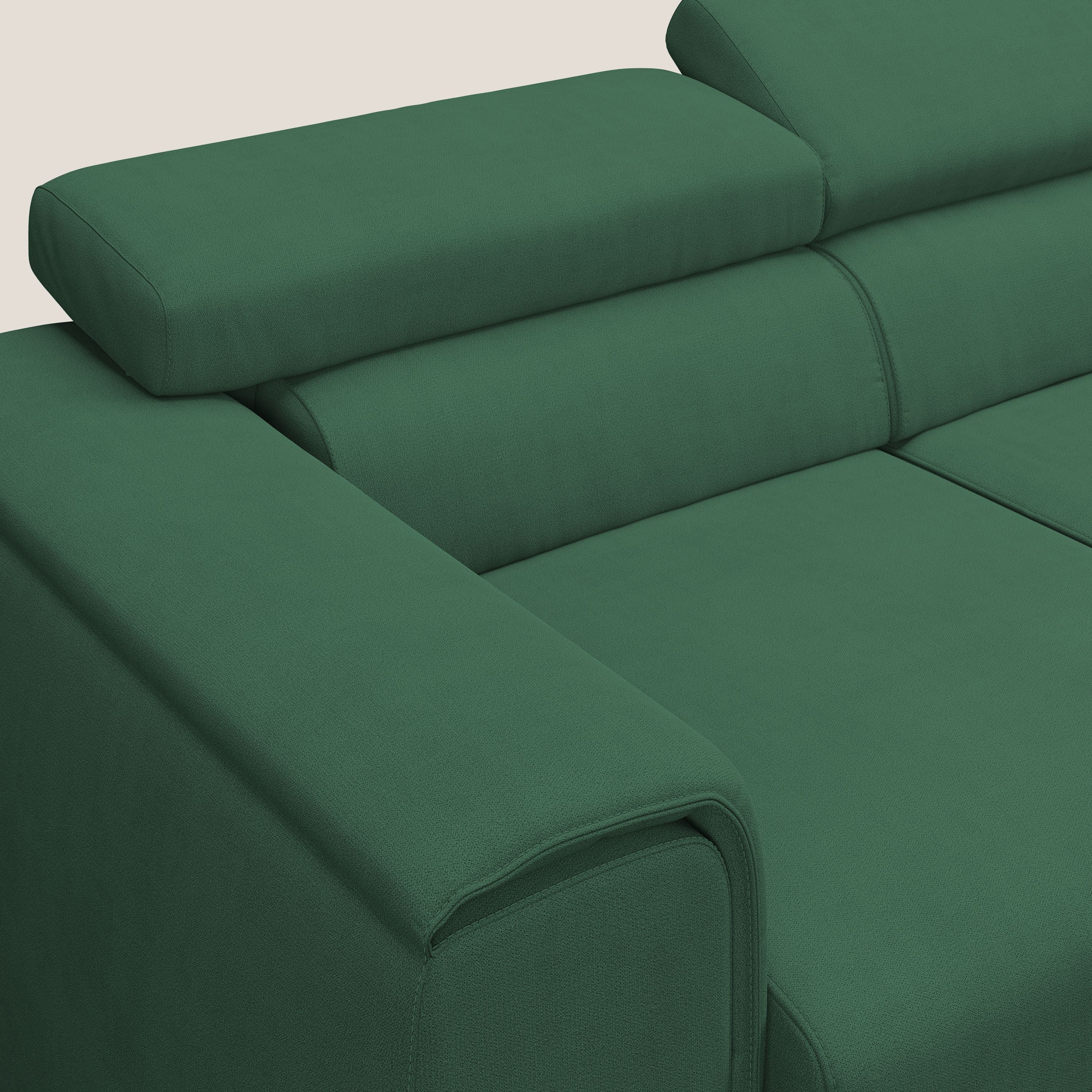 Zeno Divano con pouf estraibile poggiapiedi a 3 sedute in tessuto morbido impermeabile T02 verde - divani.store