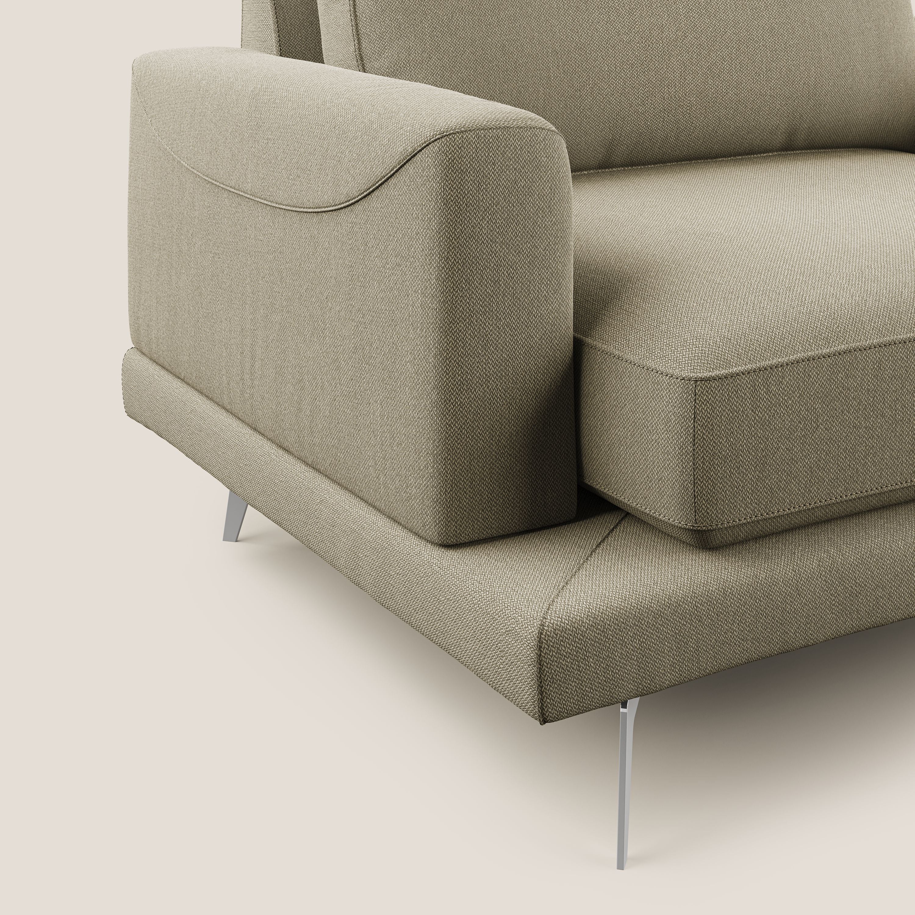 Dorian poltrona moderna in tessuto smacchiabile T05 cammello - divani.store