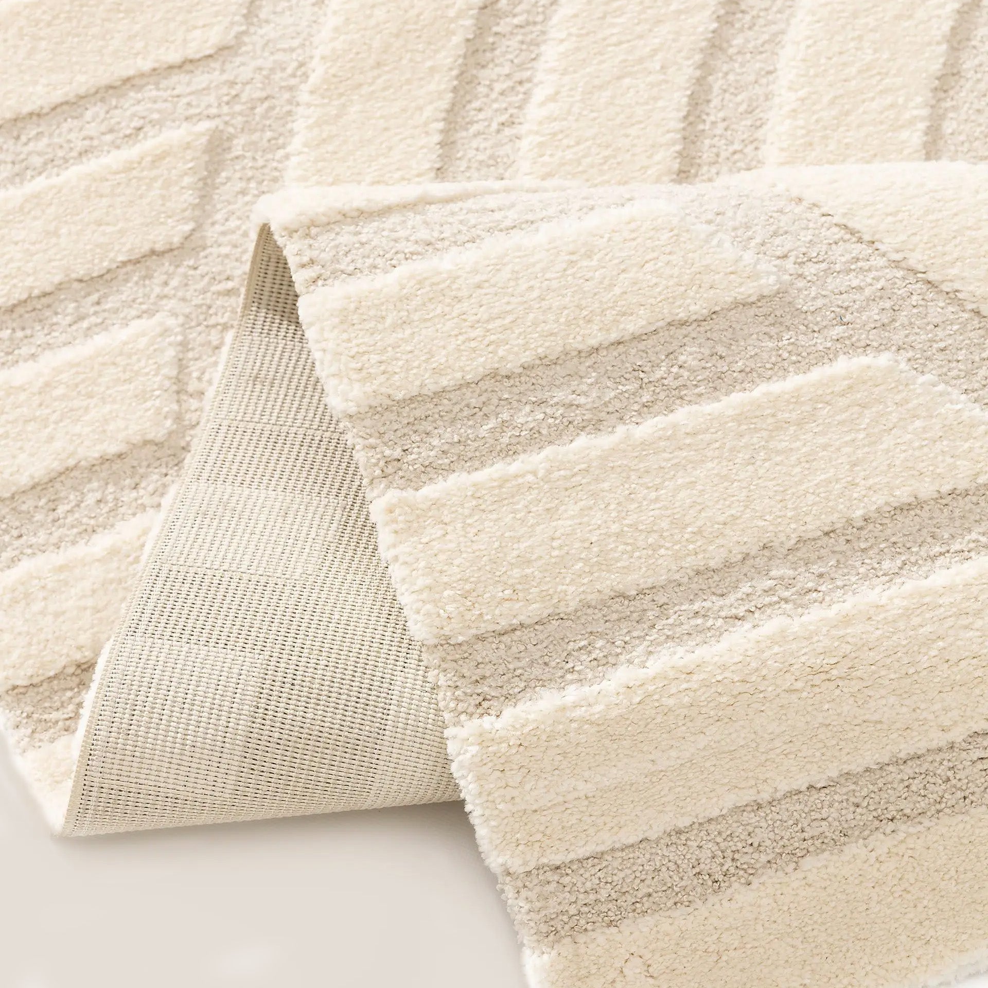 Zefira tappeto con motivo a rilievo crema impermeabile - divani.store