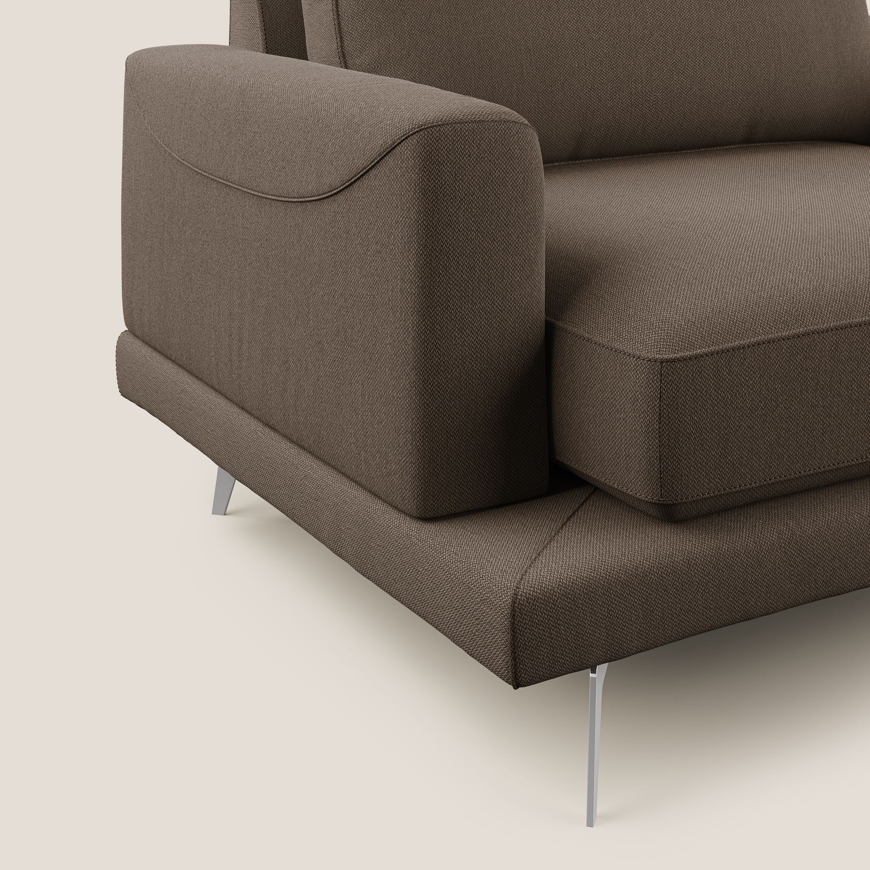 Dorian poltrona moderna in tessuto smacchiabile T05 marrone - divani.store