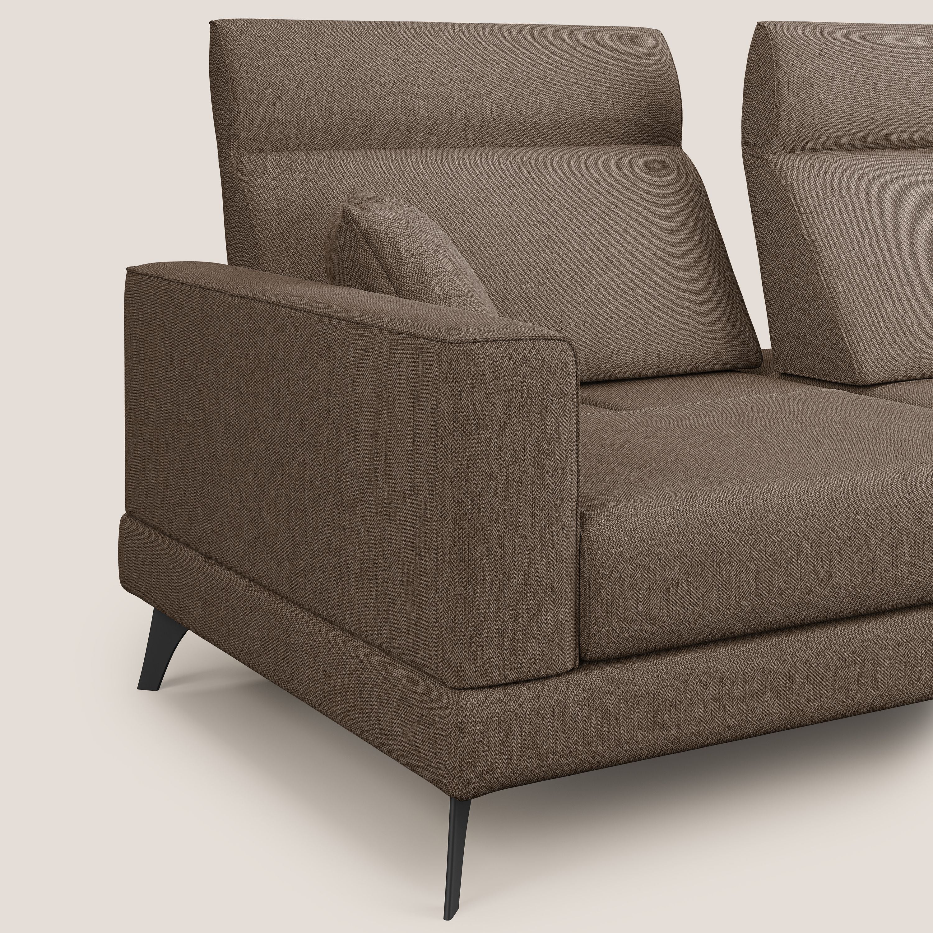 Slide Divano angolare con schienali traslanti e poggiatesta regolabili in tessuto smacchiabile T05 marrone - divani.store