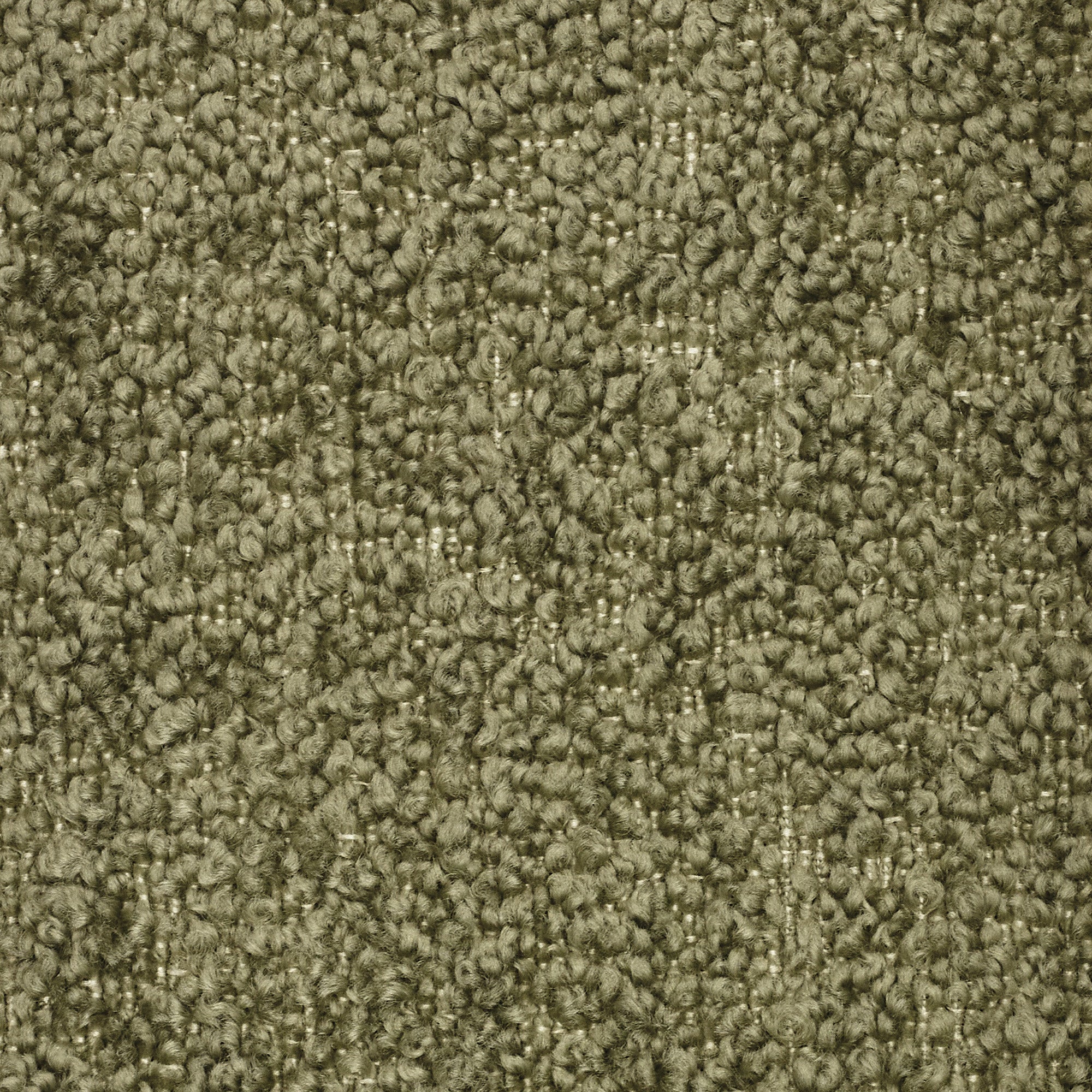 Primo piano di Personalizzazione in T21 di Divani.Store, un tappeto a pelo lungo in un tenue verde oliva. I suoi anelli di filato fitti creano una texture morbida, irregolare e uniforme, ideale per spazi commerciali e residenziali.