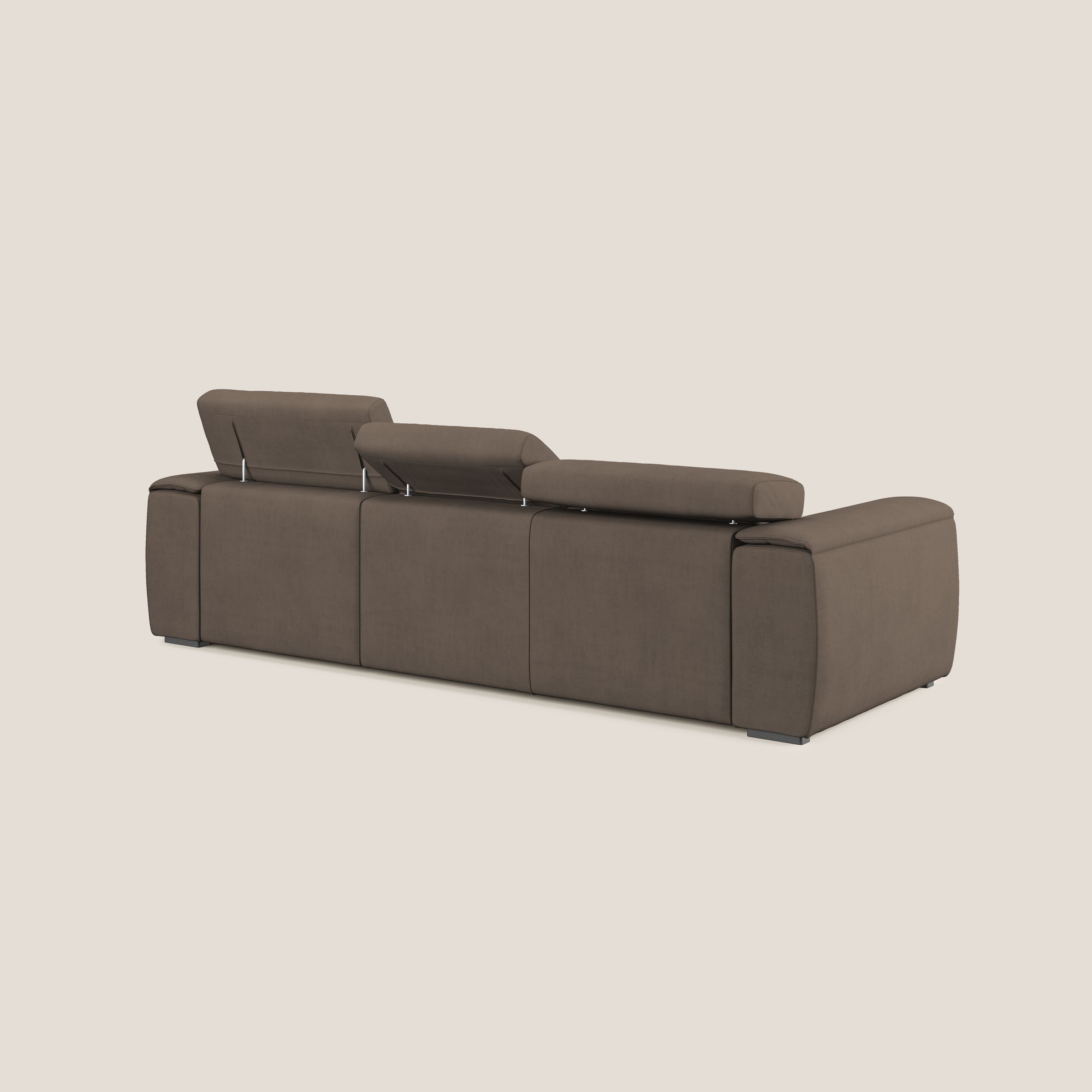 Zeno Divano con pouf estraibile poggiapiedi a 3 sedute in tessuto morbido impermeabile T02 marrone - divani.store