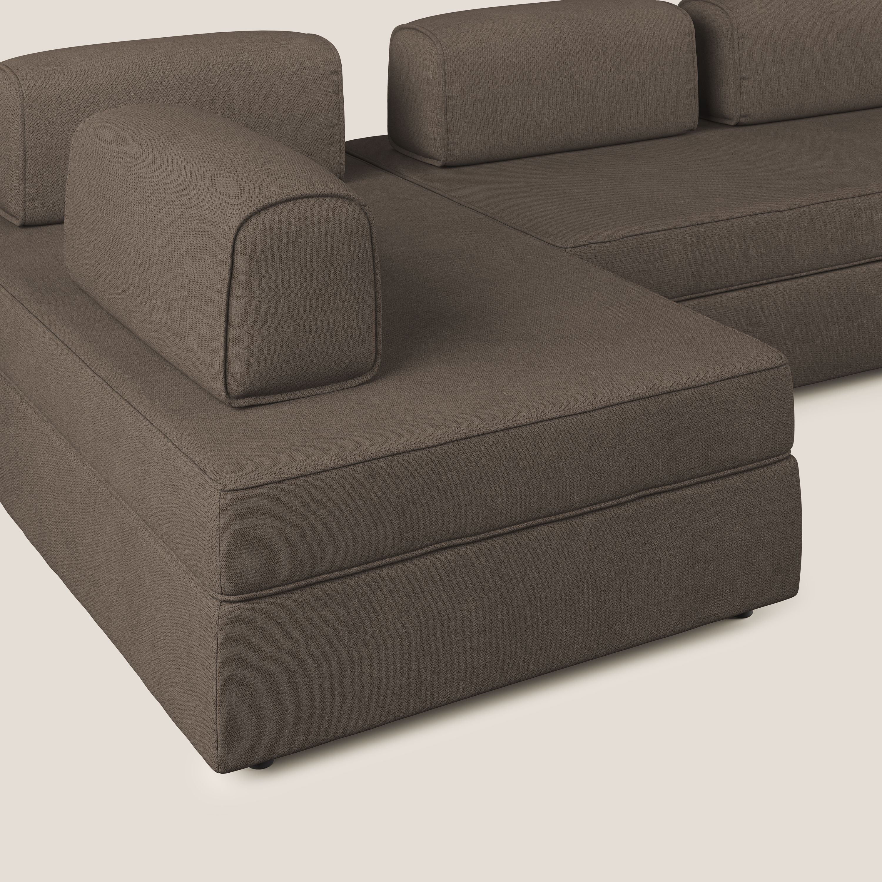 Liberty divano panoramico con pouf estraibile e schienali movibili in tessuto morbido impermeabile T02 marrone - divani.store