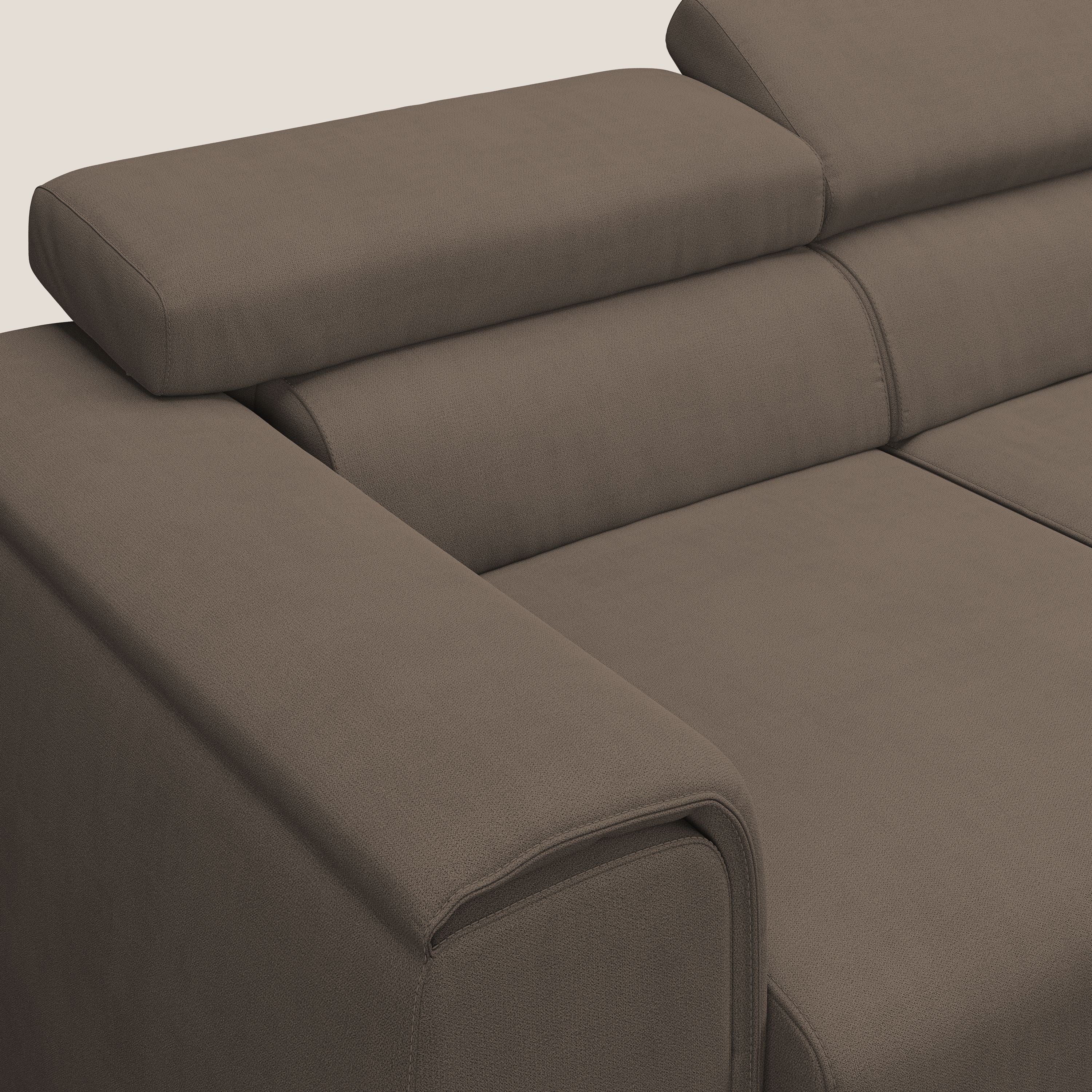 Zeno Divano con pouf estraibile poggiapiedi a 3 sedute in tessuto morbido impermeabile T02 marrone - divani.store