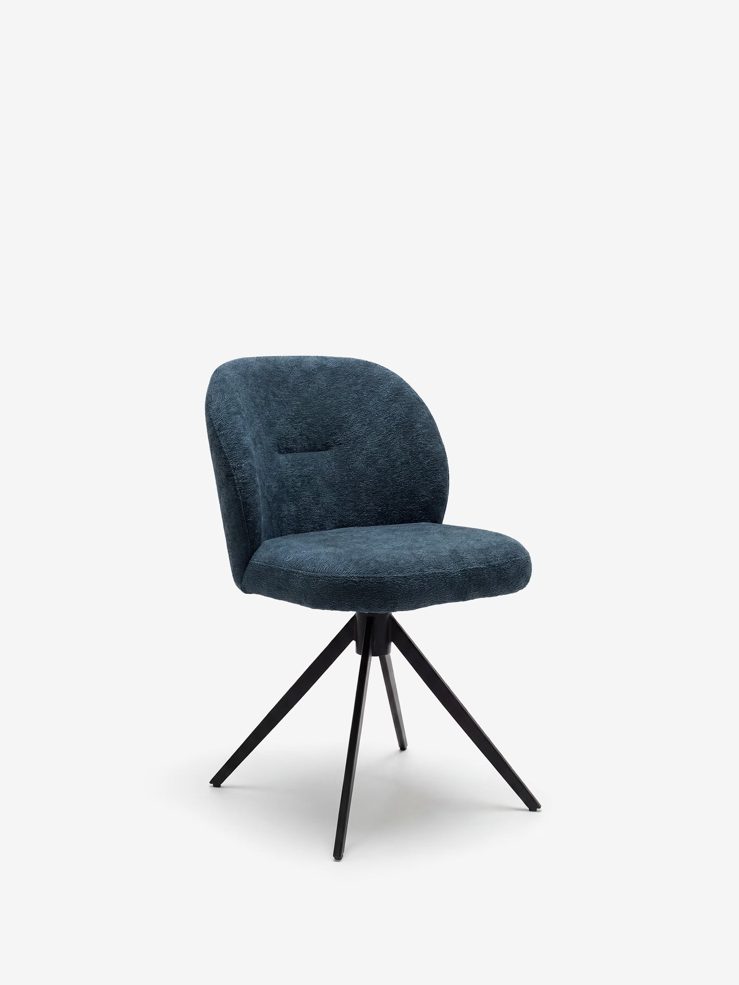La sedia imbottita Alba di Divani.Store presenta un design moderno con seduta e schienale curvi rivestiti in tessuto blu effetto cotone certificato OEKO-TEX®, una delicata rientranza rettangolare e robuste gambe in metallo nero divaricate verso l'esterno su uno sfondo bianco.