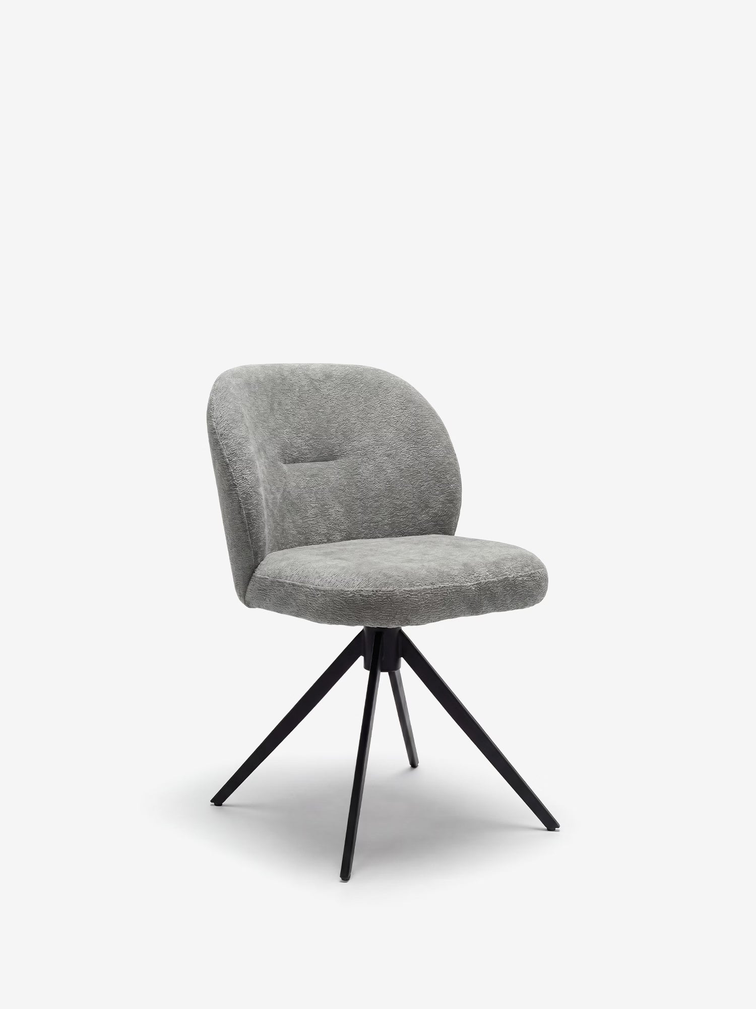 La sedia imbottita Alba di Divani.Store presenta seduta e schienale in tessuto grigio chiaro effetto cotone certificato OEKO-TEX® e gambe in metallo nero, per un design elegante e moderno, perfetto per gli ambienti contemporanei.