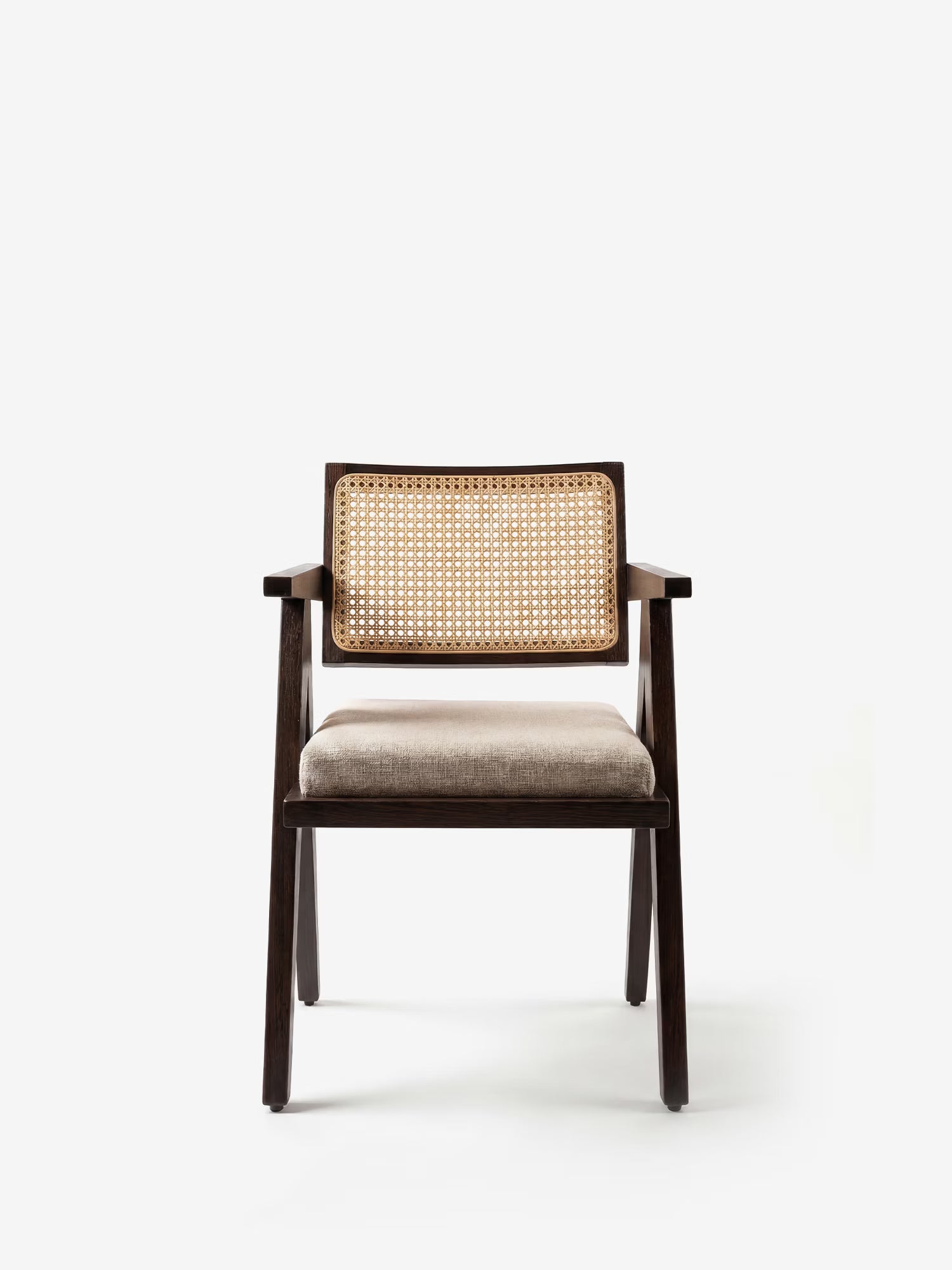 Vista frontale della poltrona Antea con braccioli in legno massello wengé di Divani.Store, caratterizzata da uno schienale in rattan e da una seduta imbottita in misto cotone beige. Questa poltrona fonde lo stile mid-century con quello moderno su uno sfondo bianco a tinta unita.