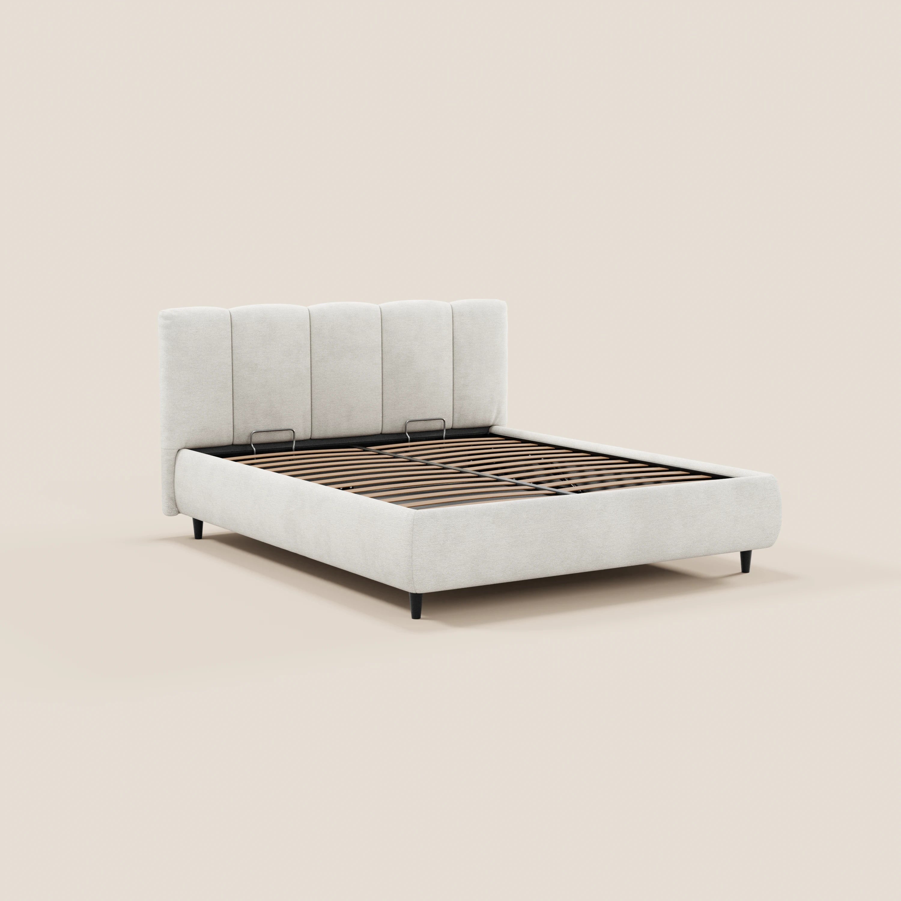 Il letto imbottito ARKAM di Letti.store presenta una testiera con cuciture verticali, tessuto certificato Oeko-Tex® e vani contenitori integrati, conferendo alla tua camera da letto uno stile shabby chic e una grande funzionalità.