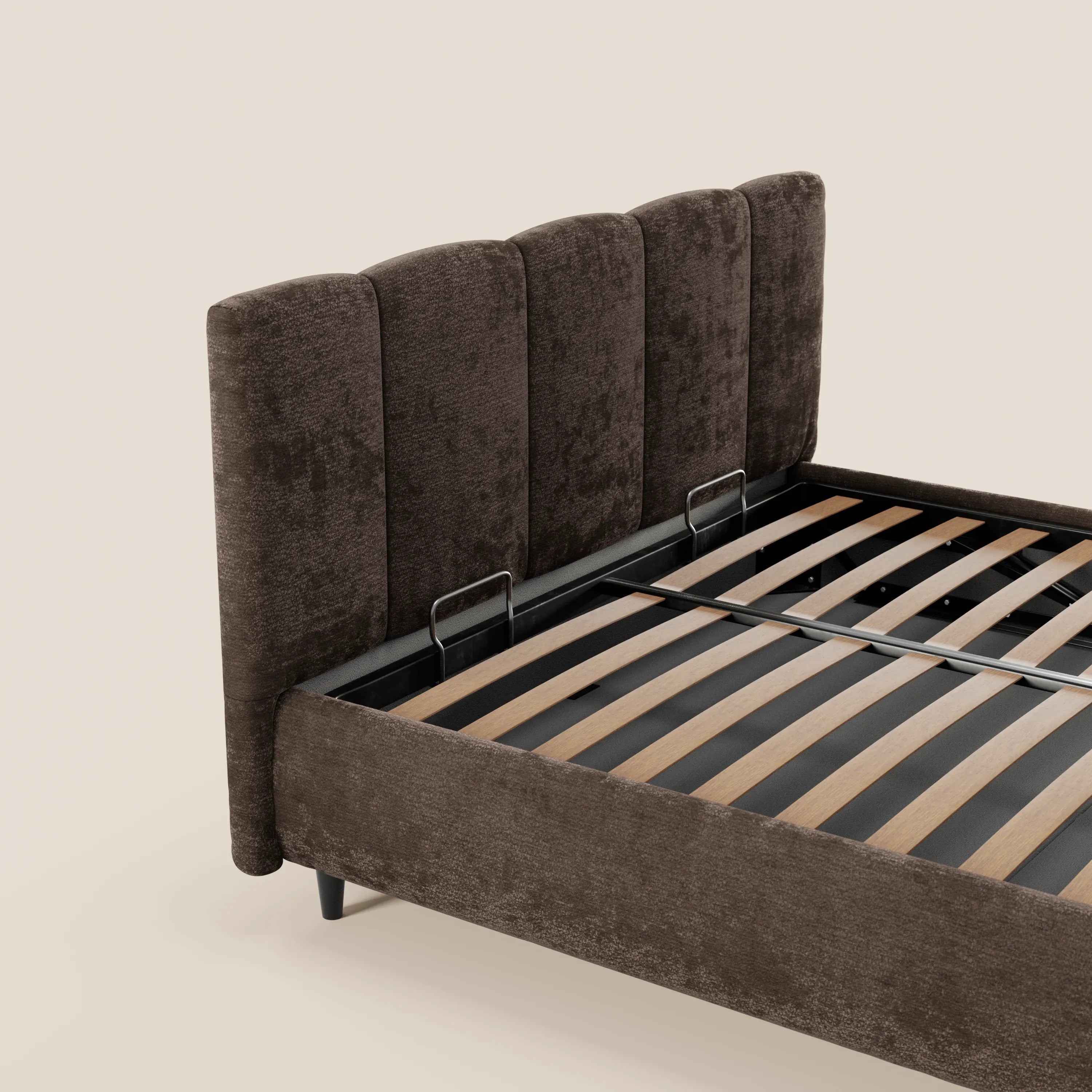 Un primo piano del letto imbottito ARKAM con contenitore e testiera a lavorazione verticale di Letti.store, in tessuto Oeko-Tex®; design shabby chic con angoli arrotondati, gambe sottili nere e barre di sostegno in metallo a vista su uno sfondo chiaro e semplice.