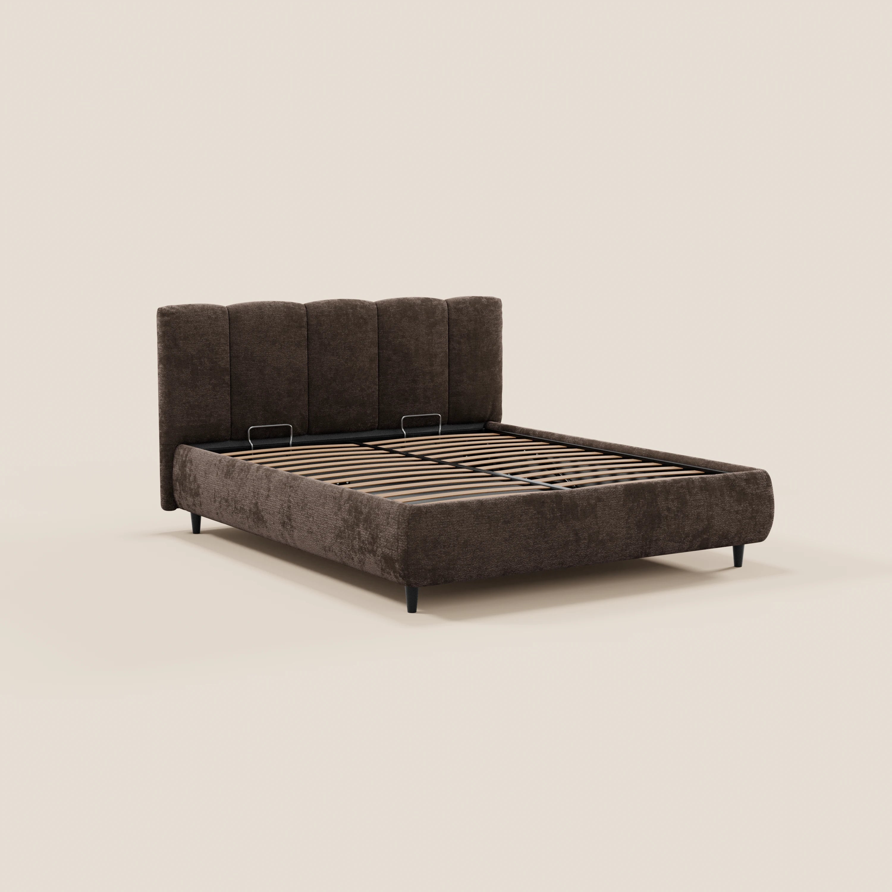 Il letto imbottito ARKAM di Letti.store presenta una testiera con cuciture verticali, tessuto certificato Oeko-Tex® e spazio contenitivo. Questo letto in stile shabby chic si staglia su uno sfondo beige, coniugando stile e funzionalità.