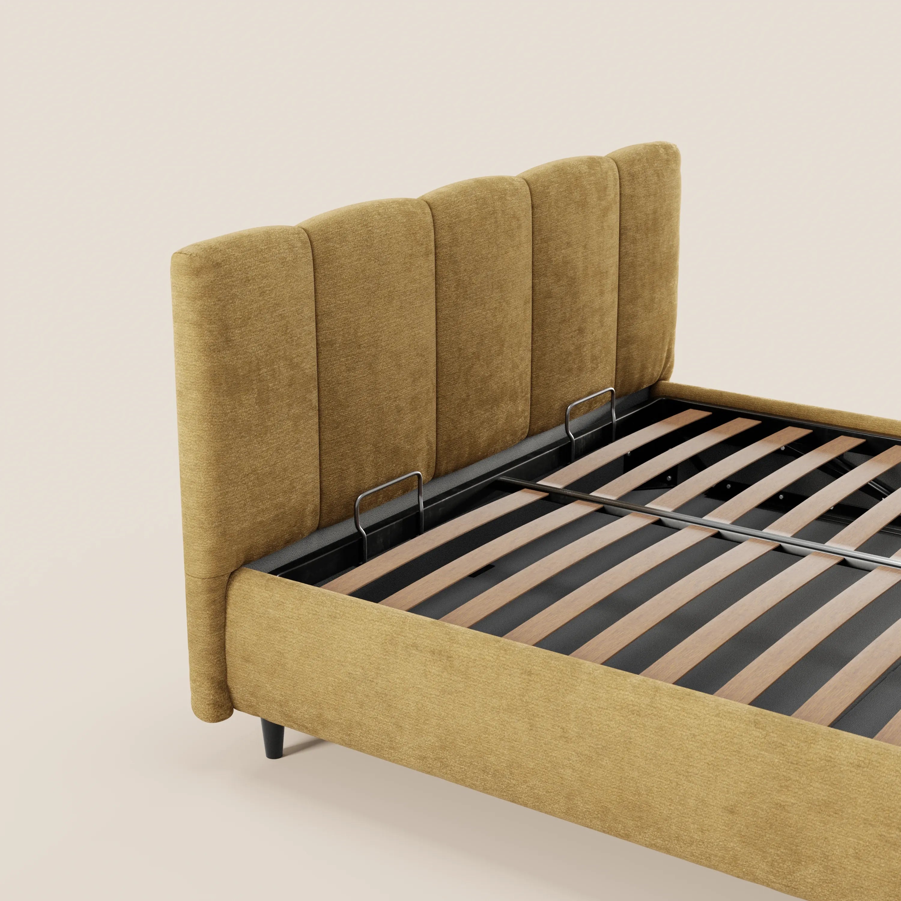 Il letto imbottito ARKAM di Letti.store è caratterizzato da un tessuto giallo senape certificato Oeko-Tex®, un design shabby chic, una testiera con motivo verticale e una base contenitiva; è raffigurato senza materasso per mettere in risalto la sua struttura su uno sfondo a tinta unita.