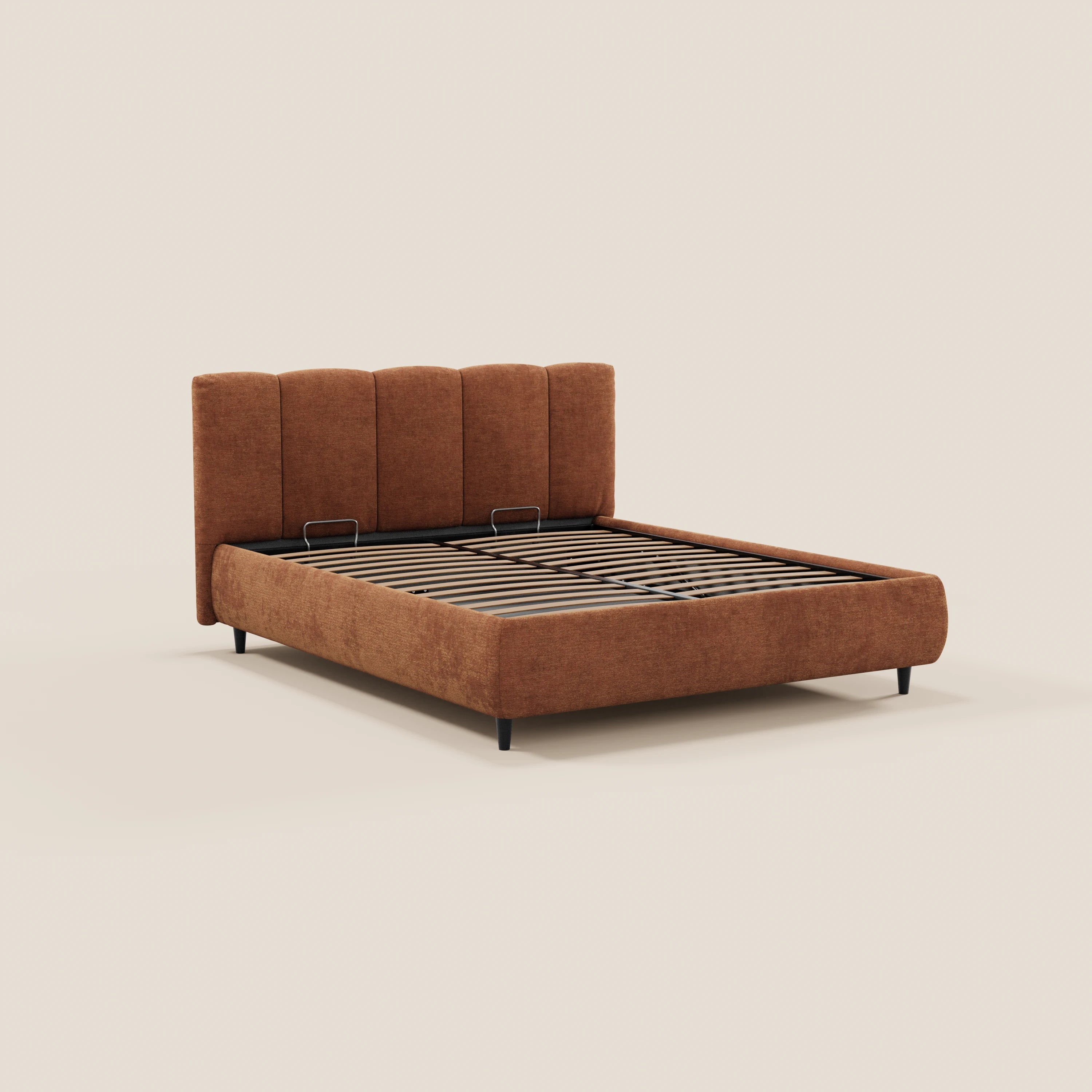 Il letto imbottito ARKAM di Letti.store, realizzato in tessuto Oeko-Tex®, presenta testiera e fianchi color ruggine con lavorazione verticale, gambe nere, doghe in legno a vista e vano contenitore. Design shabby chic, senza materasso né biancheria da letto, su sfondo beige.
