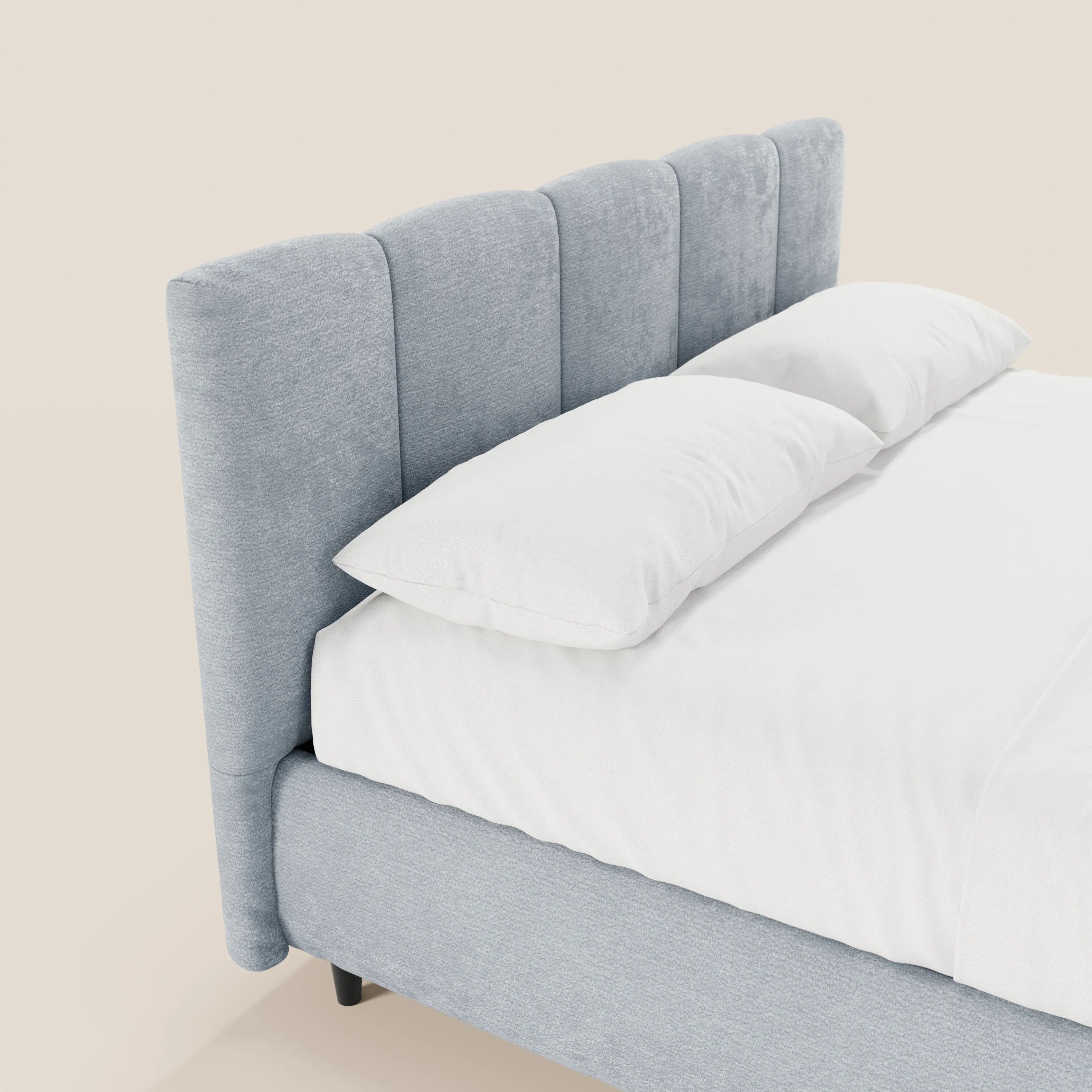 Il letto imbottito ARKAM di Letti.store, realizzato in tessuto Oeko-Tex® e caratterizzato da un design shabby chic con testiera a lavorazione verticale, si distingue per la sua eleganza moderna su uno sfondo neutro ed è perfetto abbinato a biancheria da letto bianca per un look contemporaneo.
