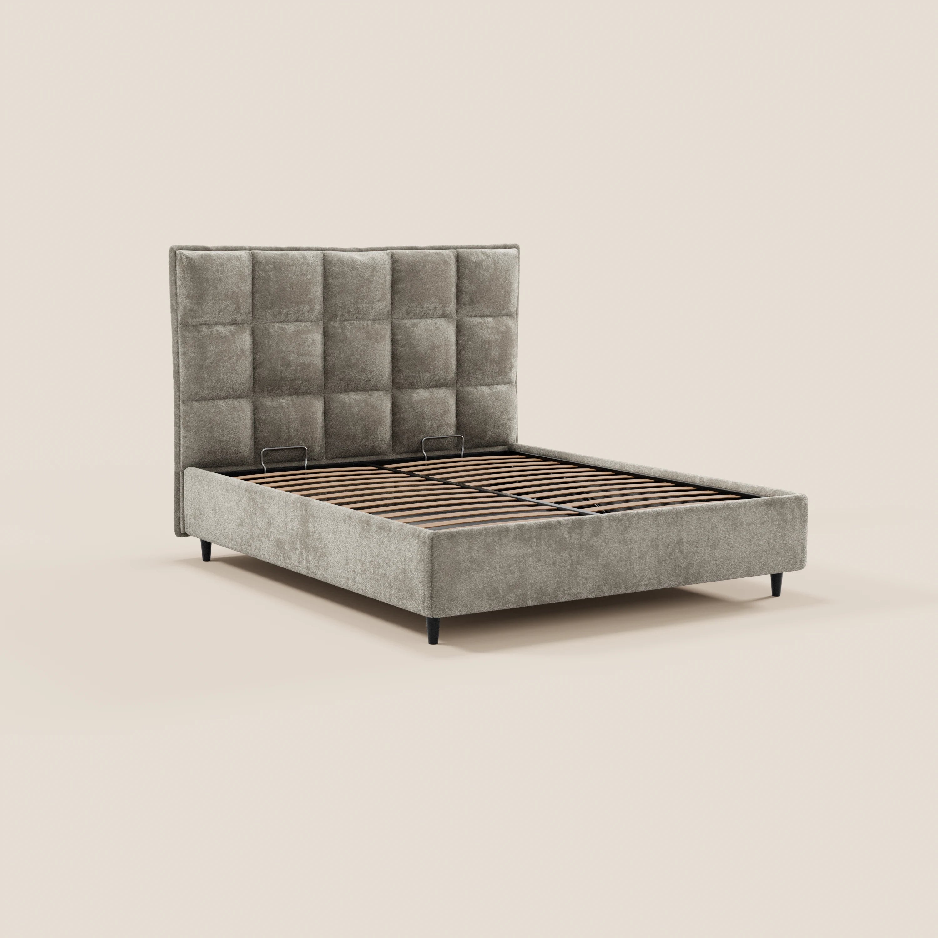 Il letto imbottito AURO di Letti.store presenta una testiera alta capitonné in ciniglia certificata Oeko-Tex®, una base contenitiva, gambe corte nere e doghe in legno di sostegno. Nell’immagine è raffigurato senza materasso su uno sfondo beige a tinta unita.