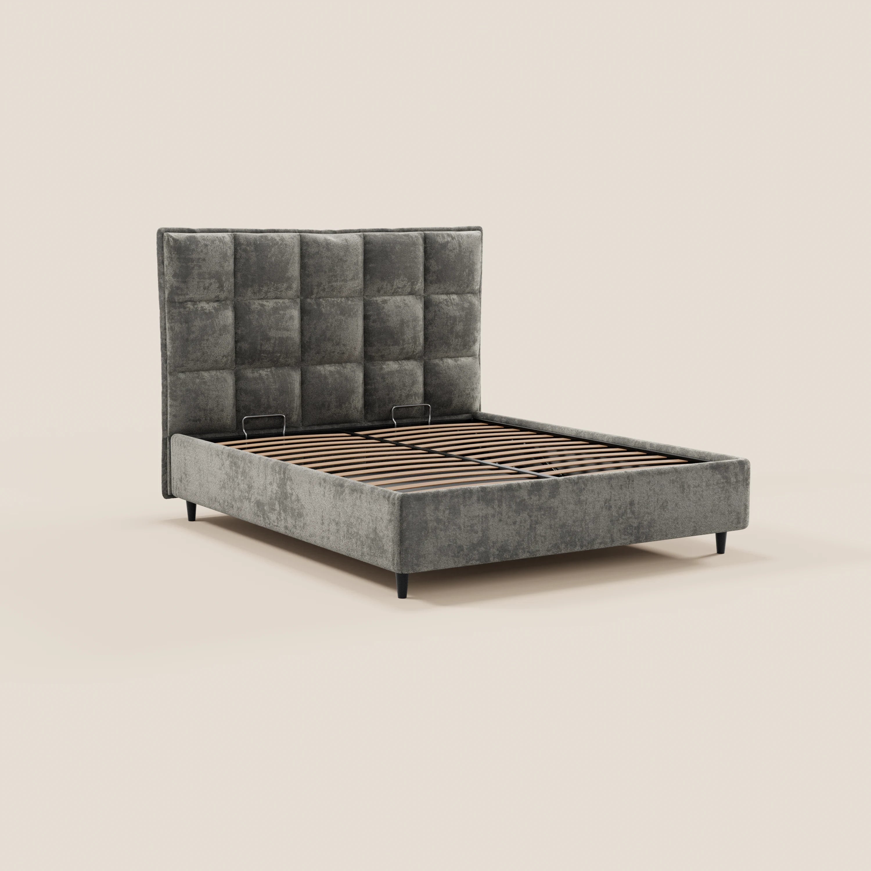 Il letto imbottito AURO di Letti.store presenta una testiera alta capitonné in ciniglia certificata Oeko-Tex®, una struttura coordinata, doghe in legno e gambe corte nere. Nell’immagine è raffigurato senza materasso su uno sfondo chiaro.