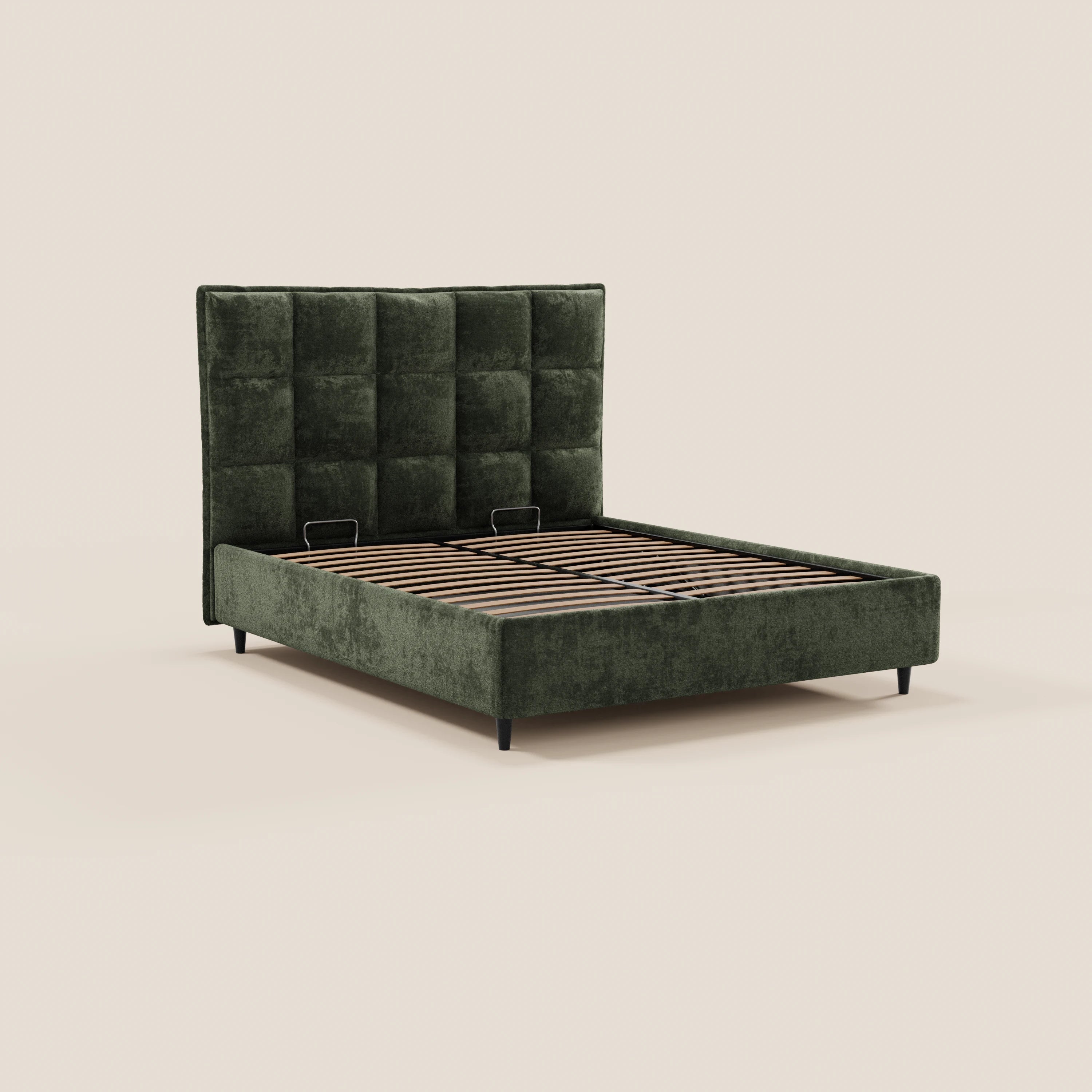 Il letto imbottito AURO con contenitore di Letti.store presenta un rivestimento in ciniglia verde scuro certificato Oeko-Tex®, una testiera alta capitonné con motivo a griglia, doghe in legno a vista, gambe corte nere ed è raffigurato senza materasso né biancheria da letto su uno sfondo beige.