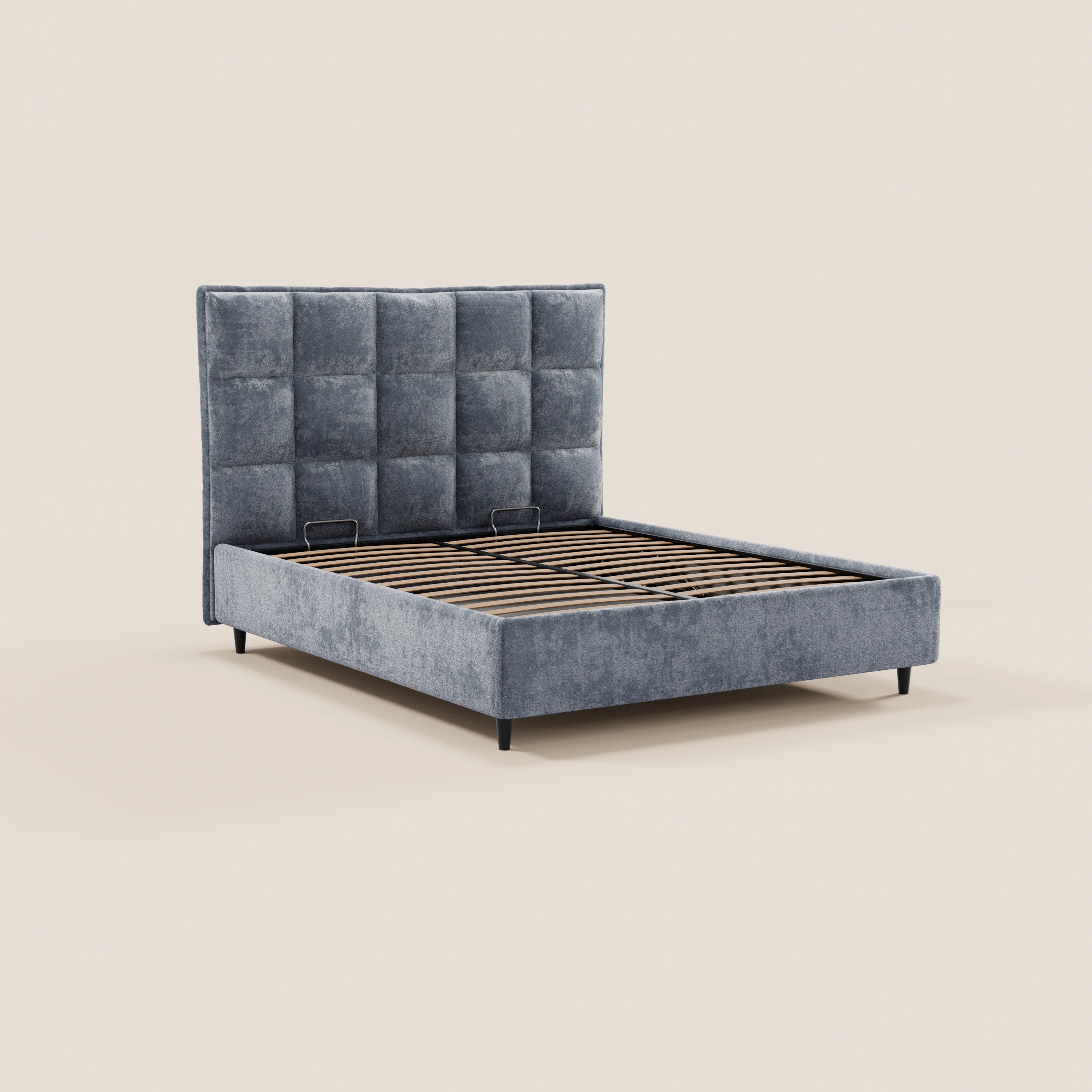 Il letto imbottito con contenitore AURO di Letti.store presenta una testiera alta, capitonné a quadri, in ciniglia certificata Oeko-Tex® e una struttura imbottita grigia abbinata con doghe in legno a vista e gambe corte nere.